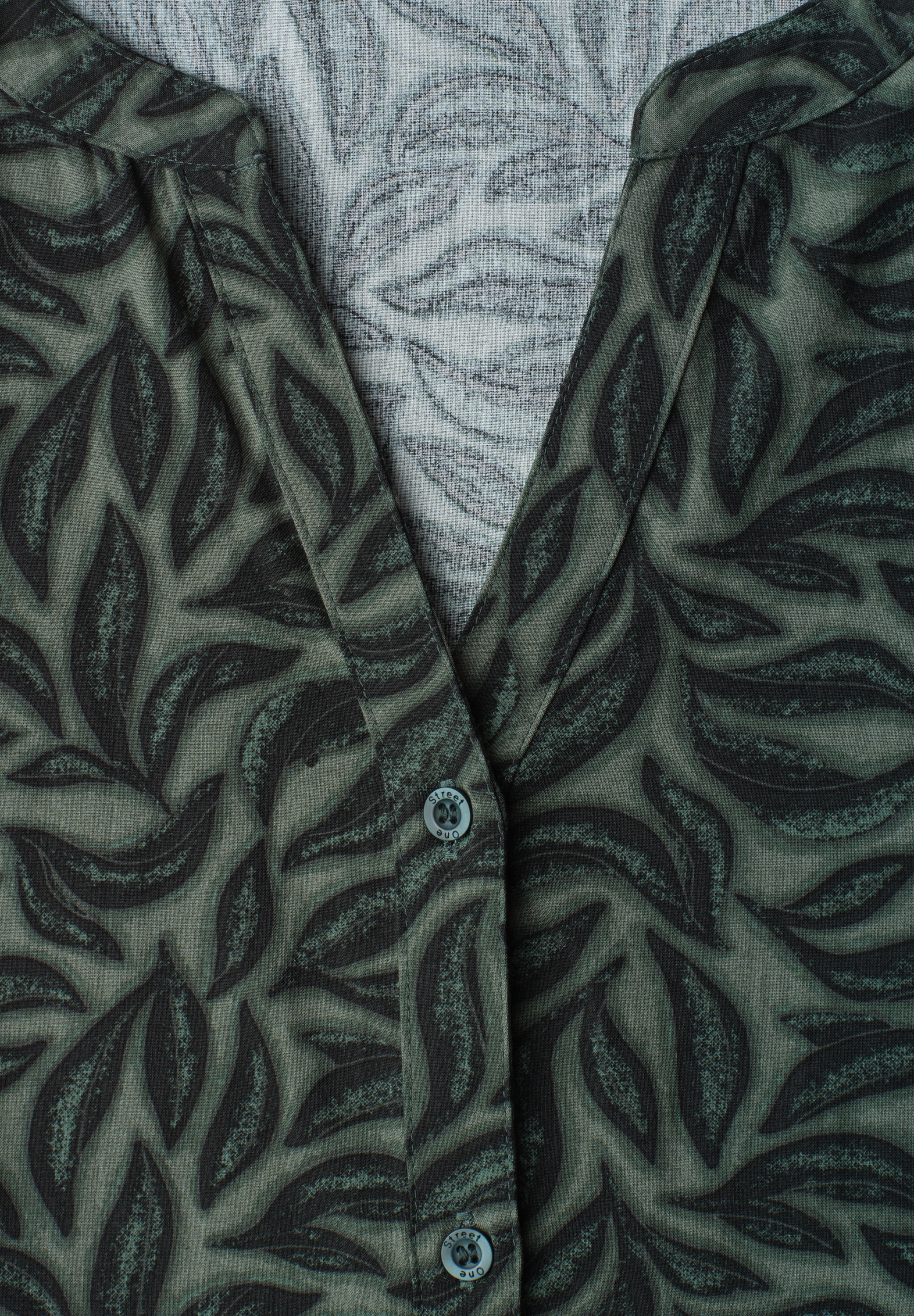 STREET ONE Kurzarmbluse Sommerbluse mit floralem Muster/Kurzarm mit feiner Raffung