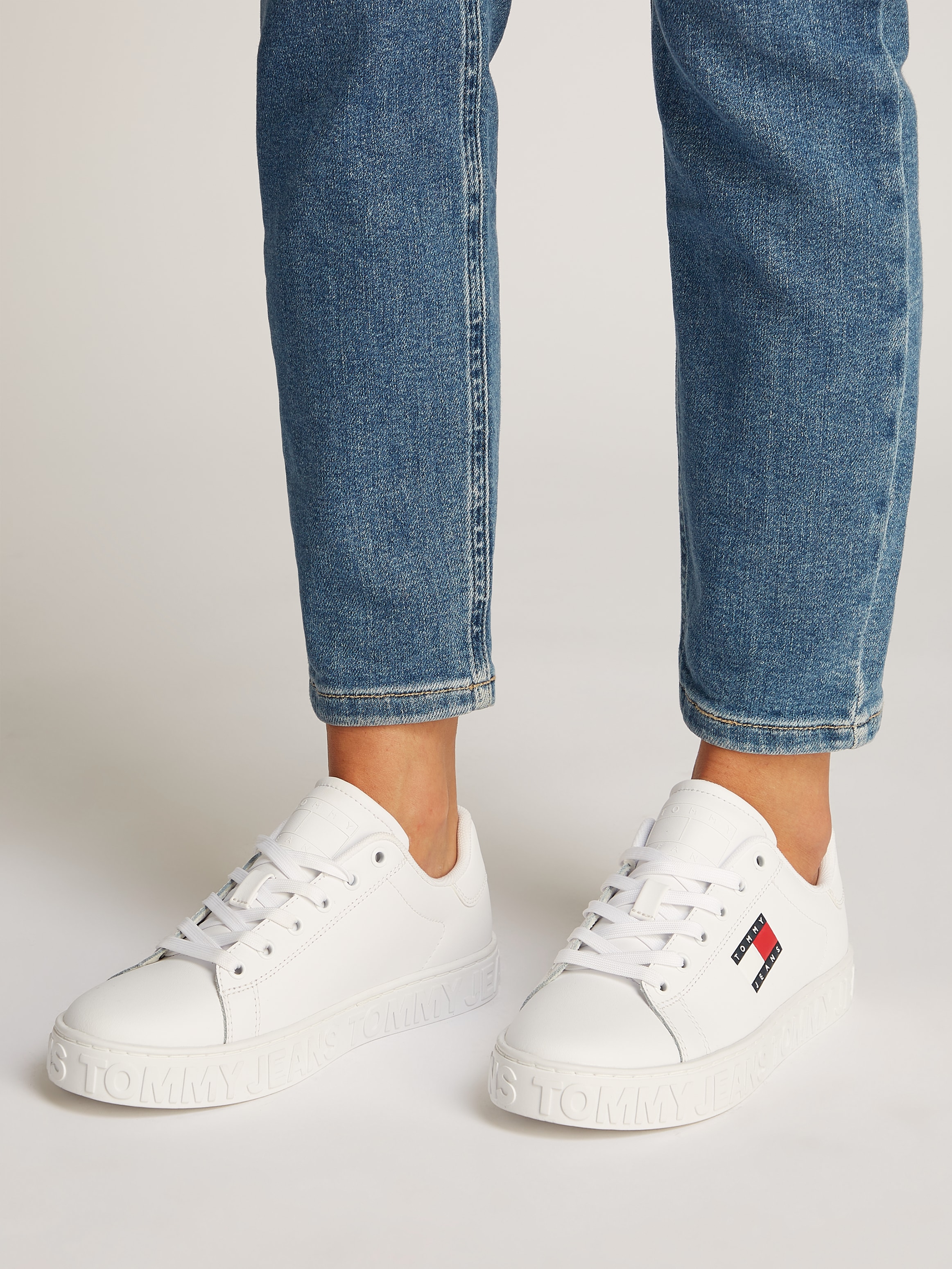 Tommy Jeans Plateausneaker »TJW LOGO OUTSOLE SNEAKER ESS«, Freizeitschuh, Halbschuh, Schnürschuh mit seitlicher Logoflagge