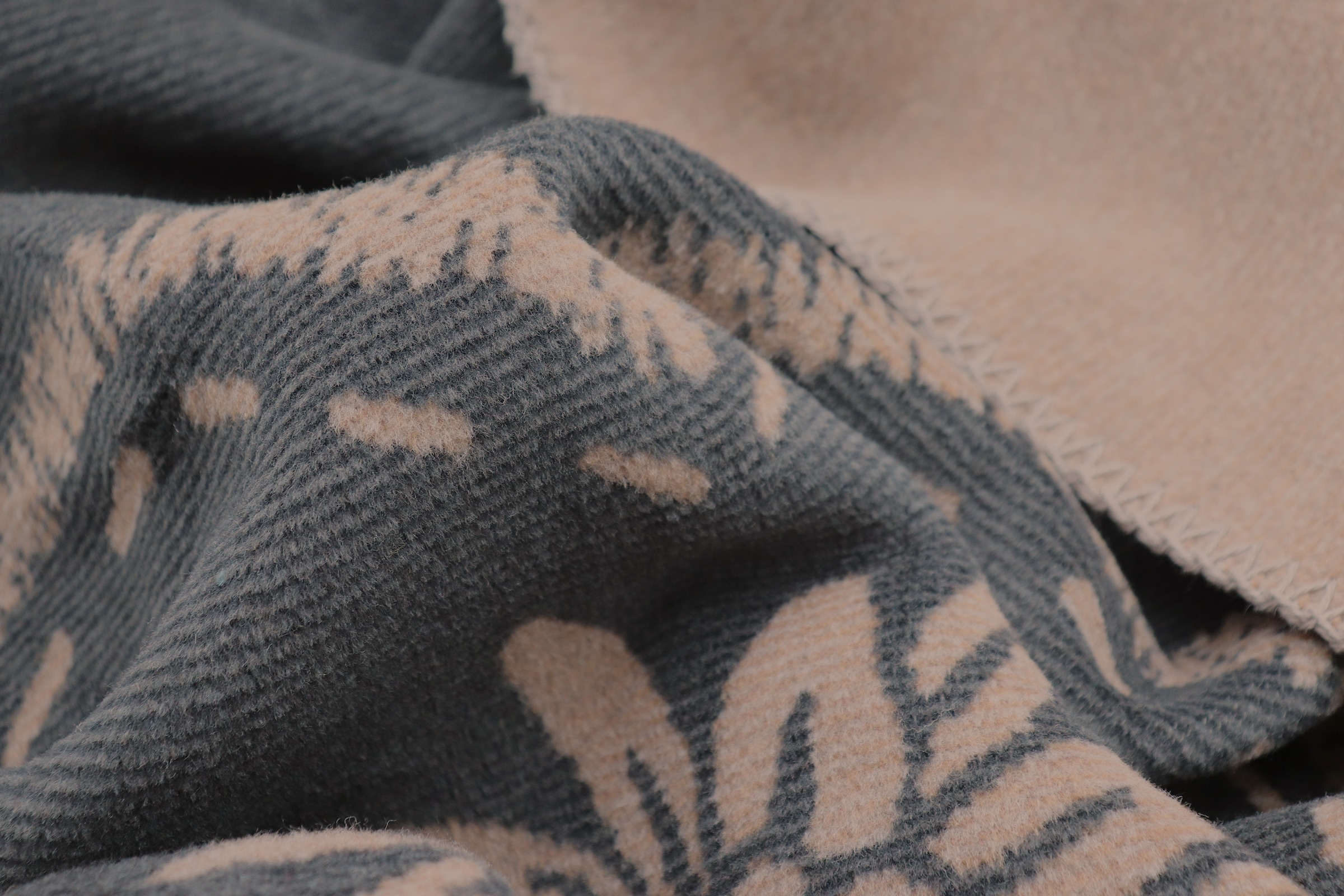 Biederlack Wohndecke »Alp Charm« Herzmotiv mit Enzianblüte mit klassischem Karo