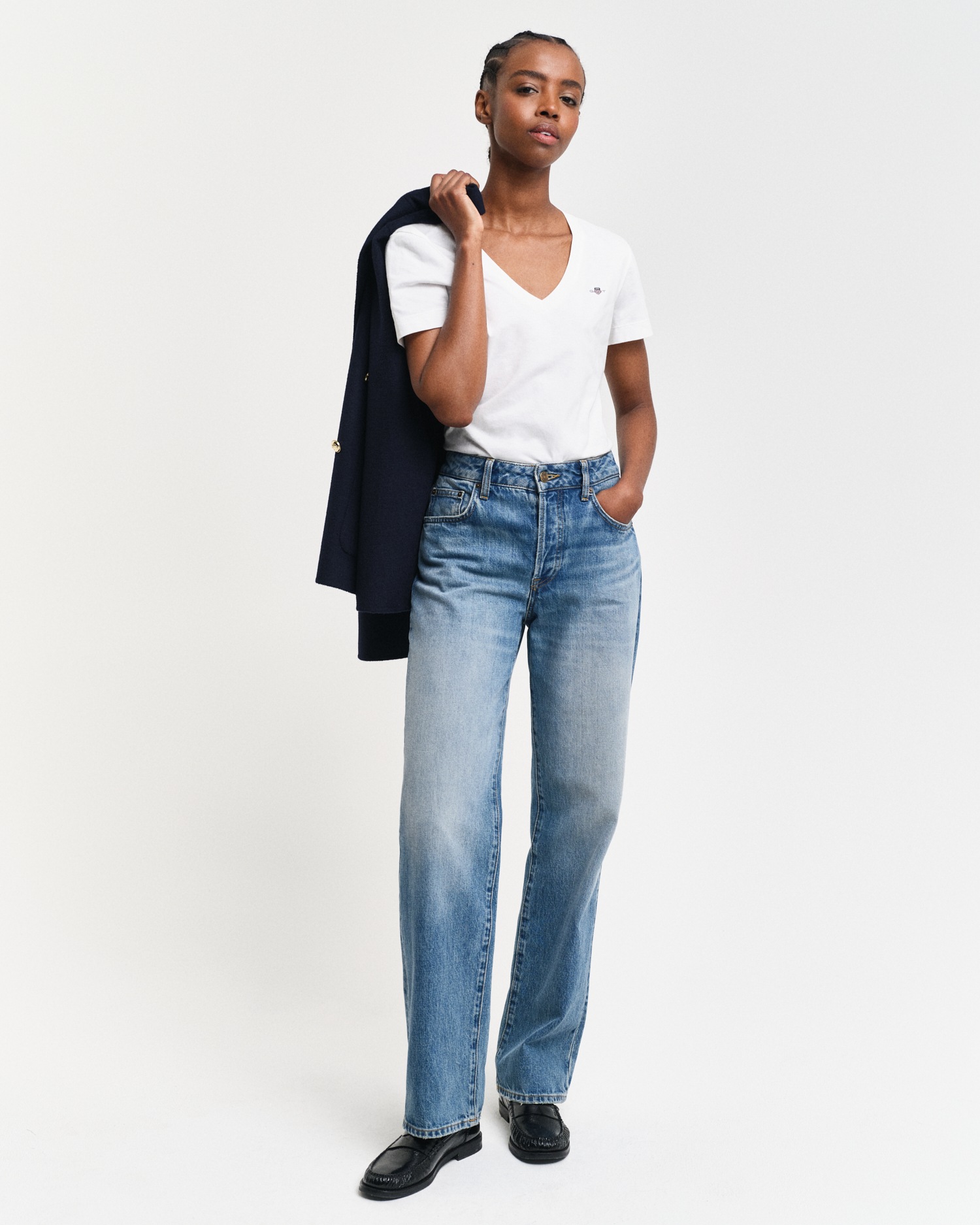 Gant T-Shirt »REG SHIELD KA V-NECK T-SHIRT« mit einer kleinen Logostickerei auf der Brust