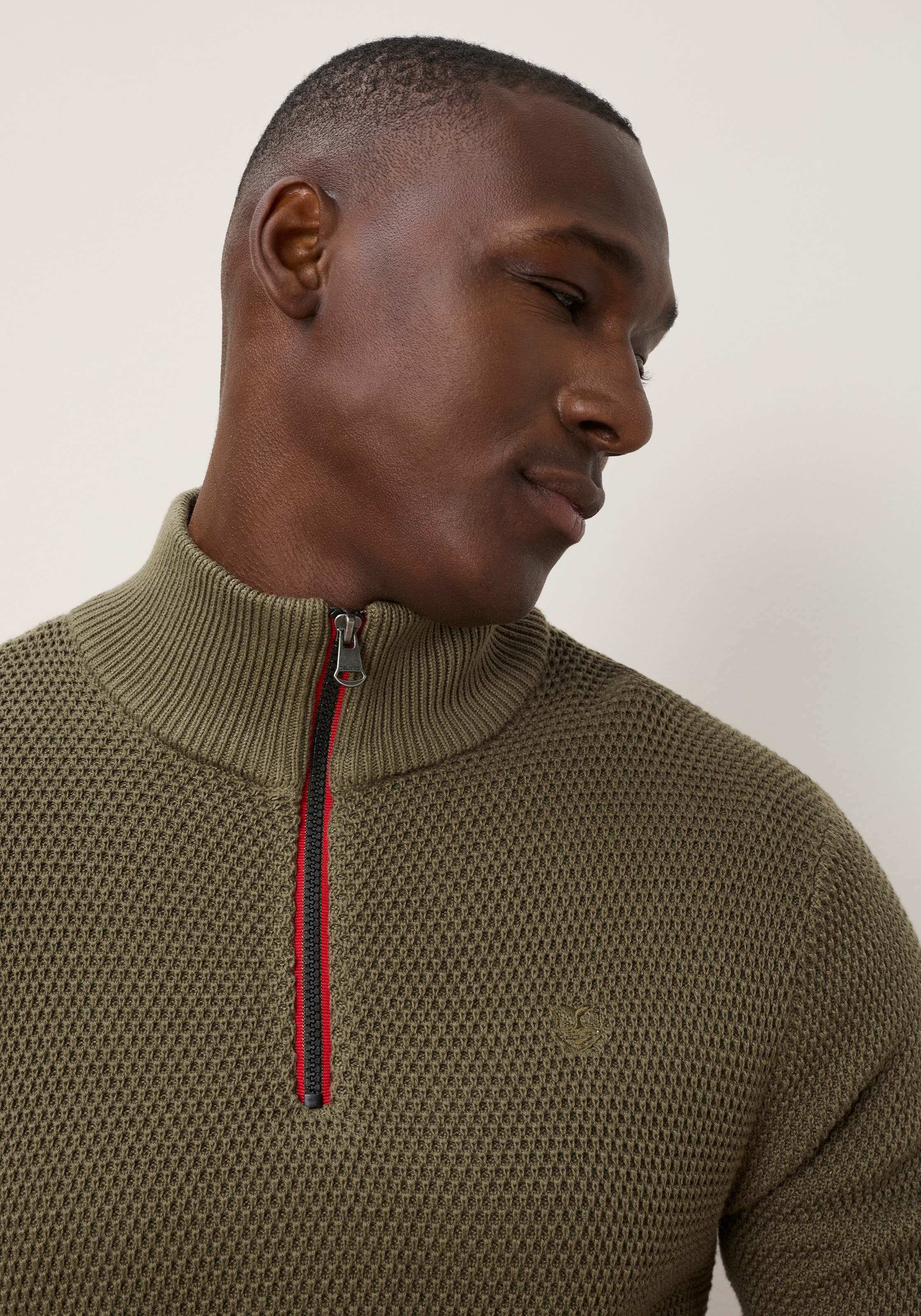 DELMAO Troyer »Neue Kollektion! Highlight Kontrast- Reißverschluß« aus Strickmaterial, Regular Fit, mit Label-Applikation