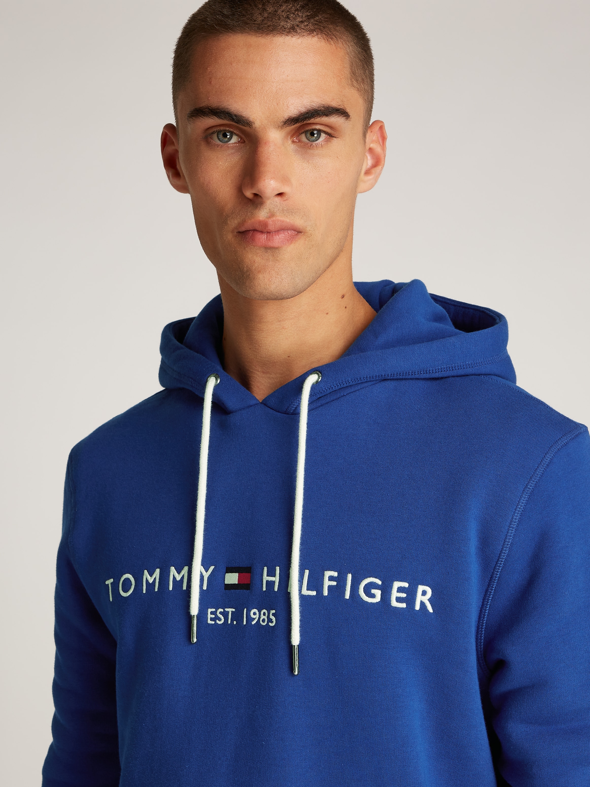 Tommy Hilfiger Kapuzensweatshirt »TOMMY LOGO HOODY«, mit Kapuze und Kängurutasche
