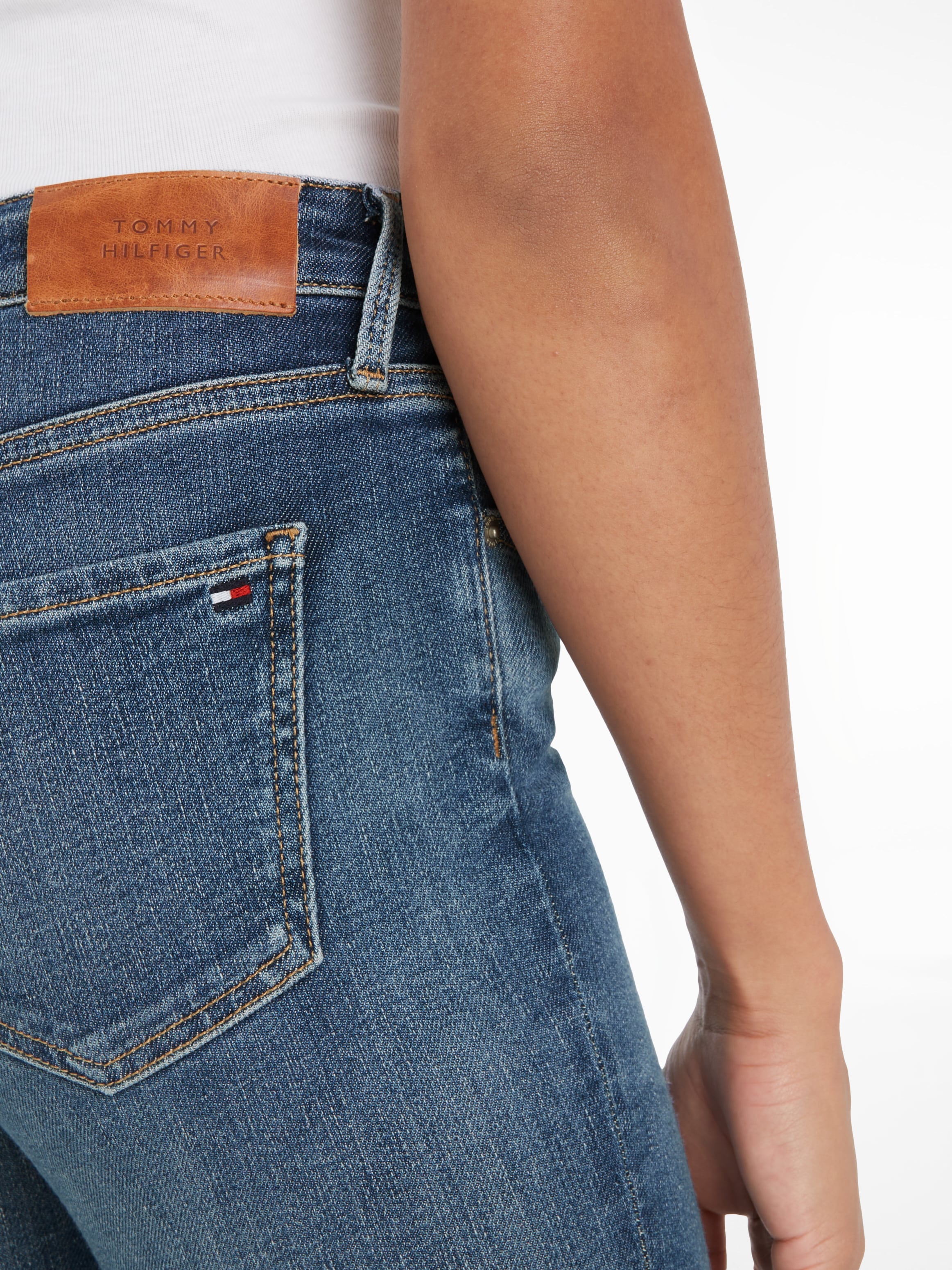 Tommy Hilfiger Skinny-fit-Jeans »COMO SKINNY RW BLACK«, mit Tommy Hilfiger Logo-Badge