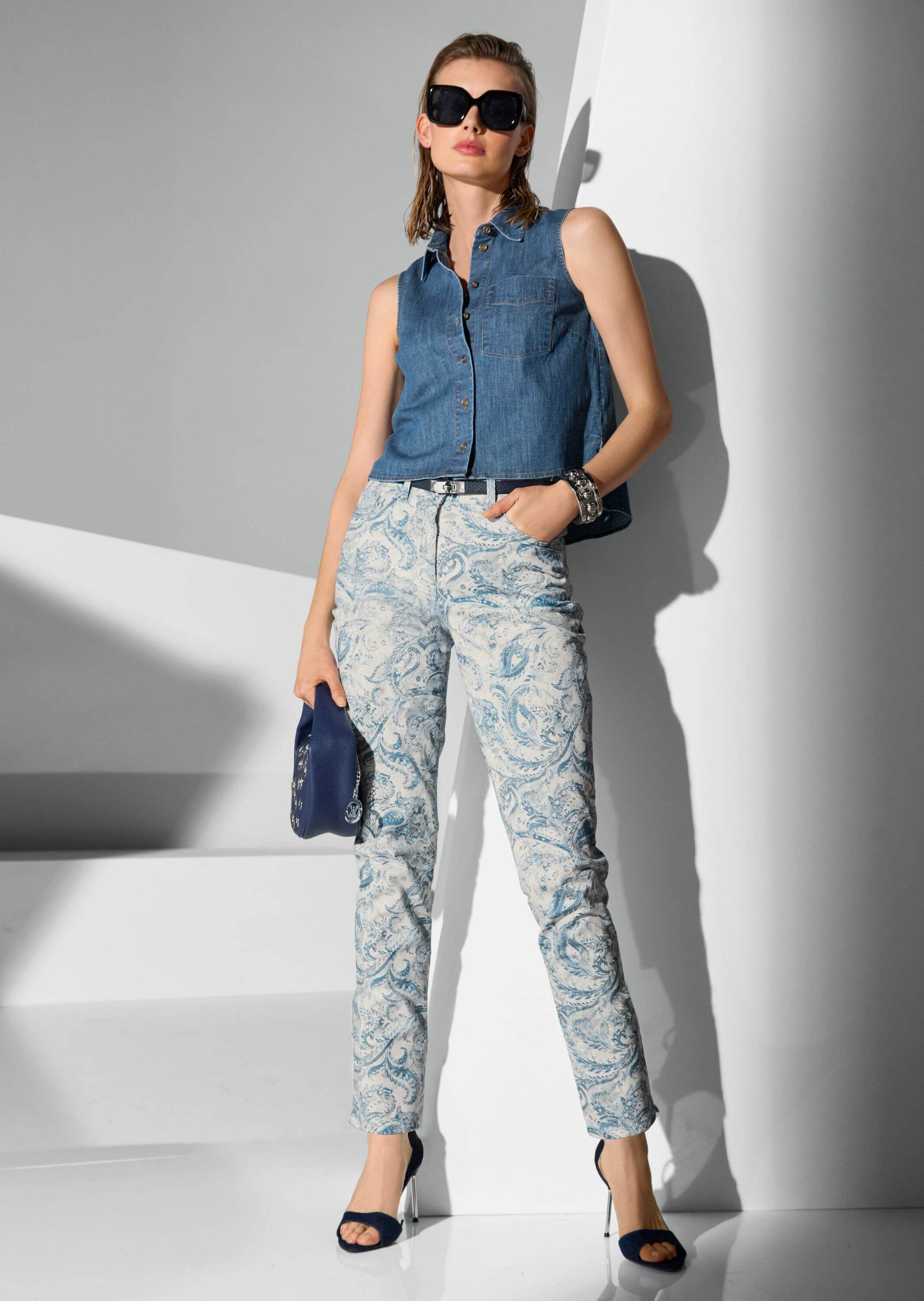 MADELEINE Hemdbluse »Jeansbluse Modernes Denimtop mit Hemdkragen« Bluse mit Brusttasche und Rücken länger als Vorderteil