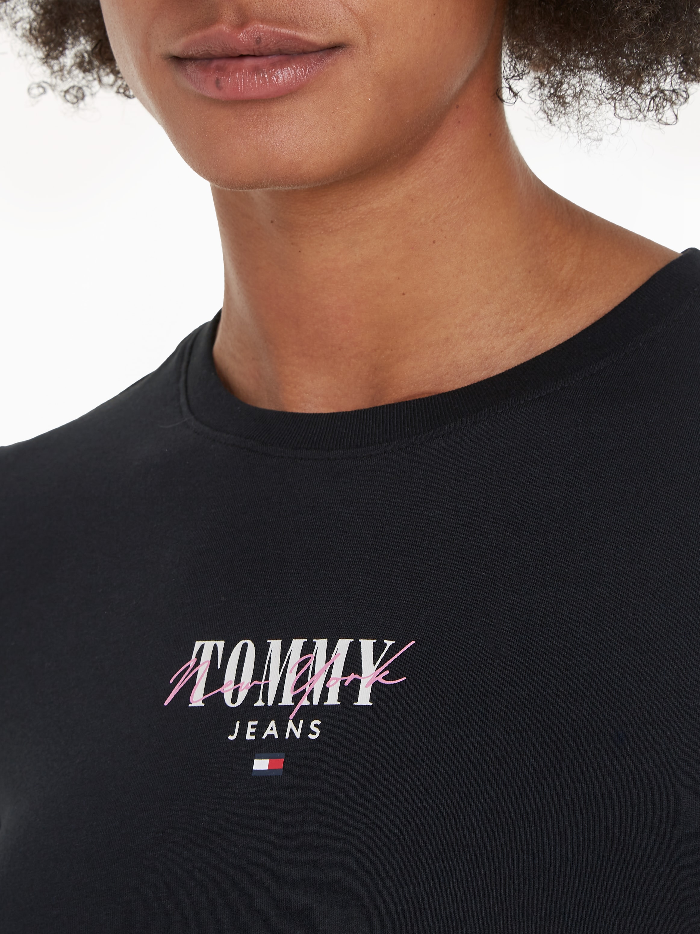 Tommy Jeans Rundhalsshirt »Rib Slim Essential Logo«, Rippshirt, feines Jersey Rippe, elastisch mit Tommy Jeans Logo