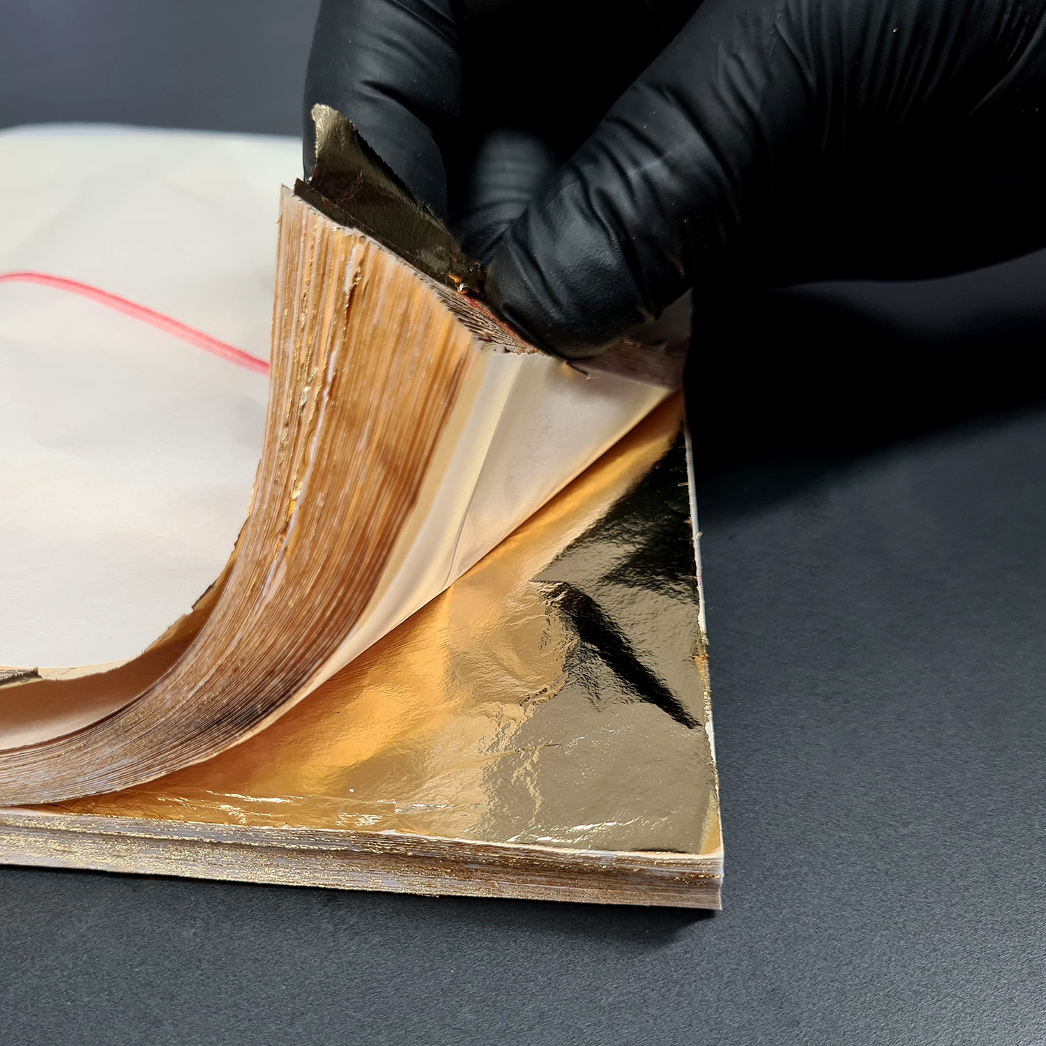 Leonique Wanduhr »Blätter, Blattgold Applikationen«, Uhr, geräuschlos, gold, Blattgold, handarbeit, Blätter, Blatt