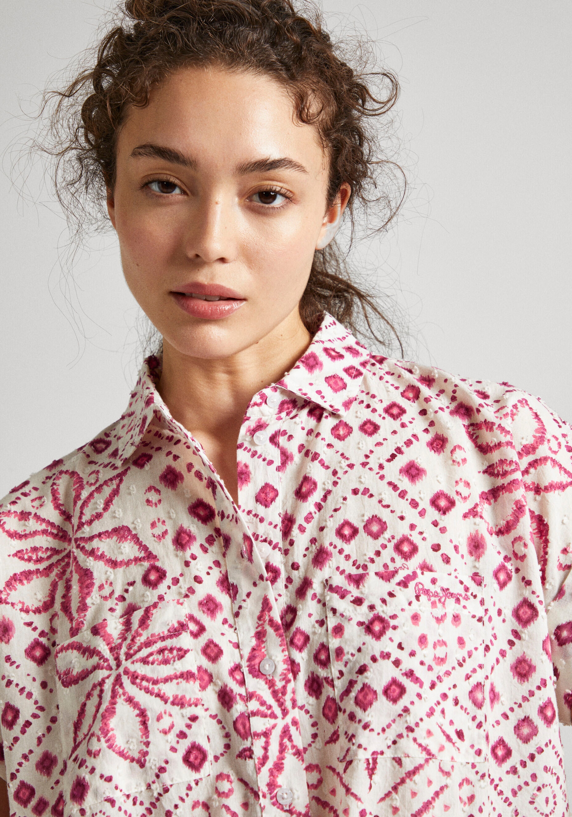 Pepe Jeans Kurzarmbluse »DULCE«, in kastiger Form mit Alloverprint