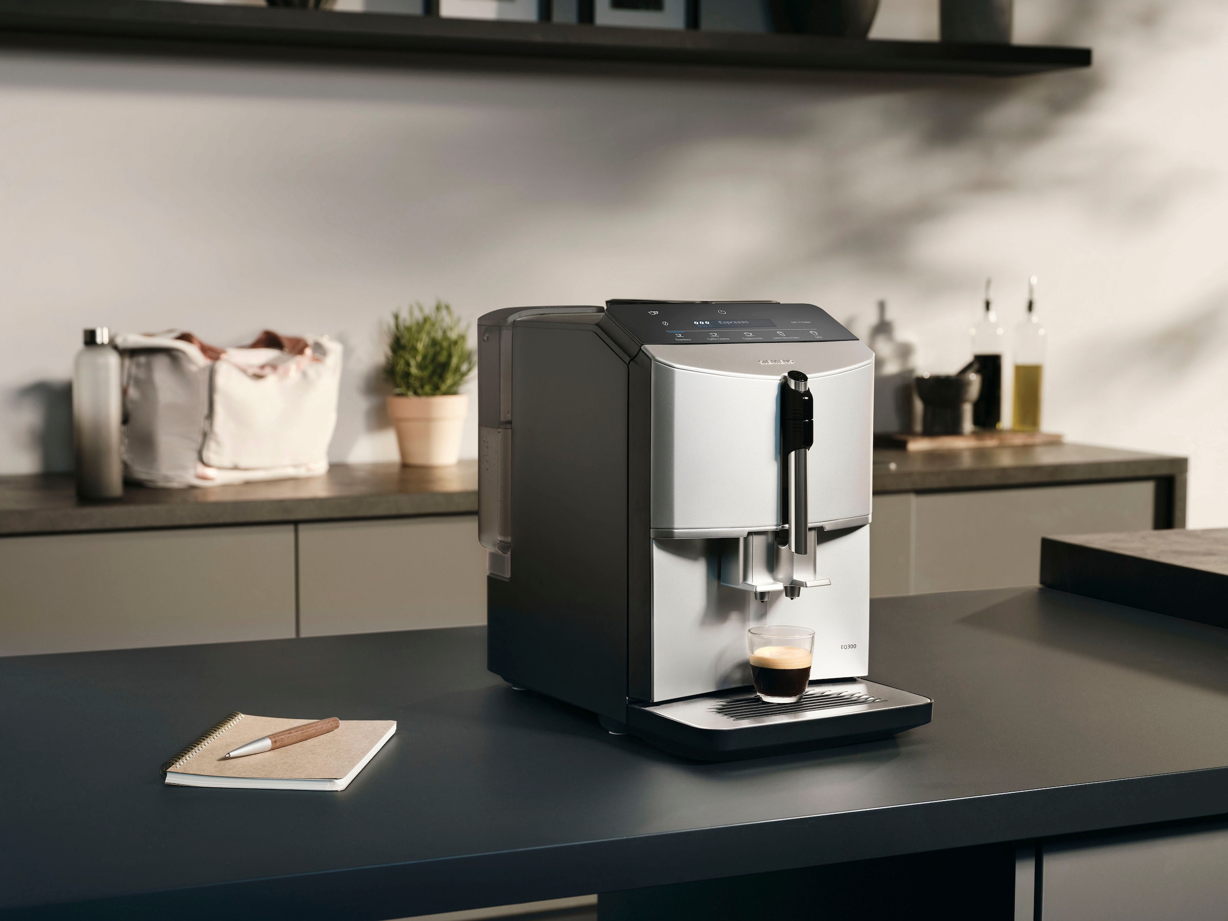 SIEMENS Kaffeevollautomat »EQ300 TF303E01, viele Kaffeespezialitäten, OneTouch-Funktion«, benutzerfreundliches Display, Keramikmahlwerk, daylight silber