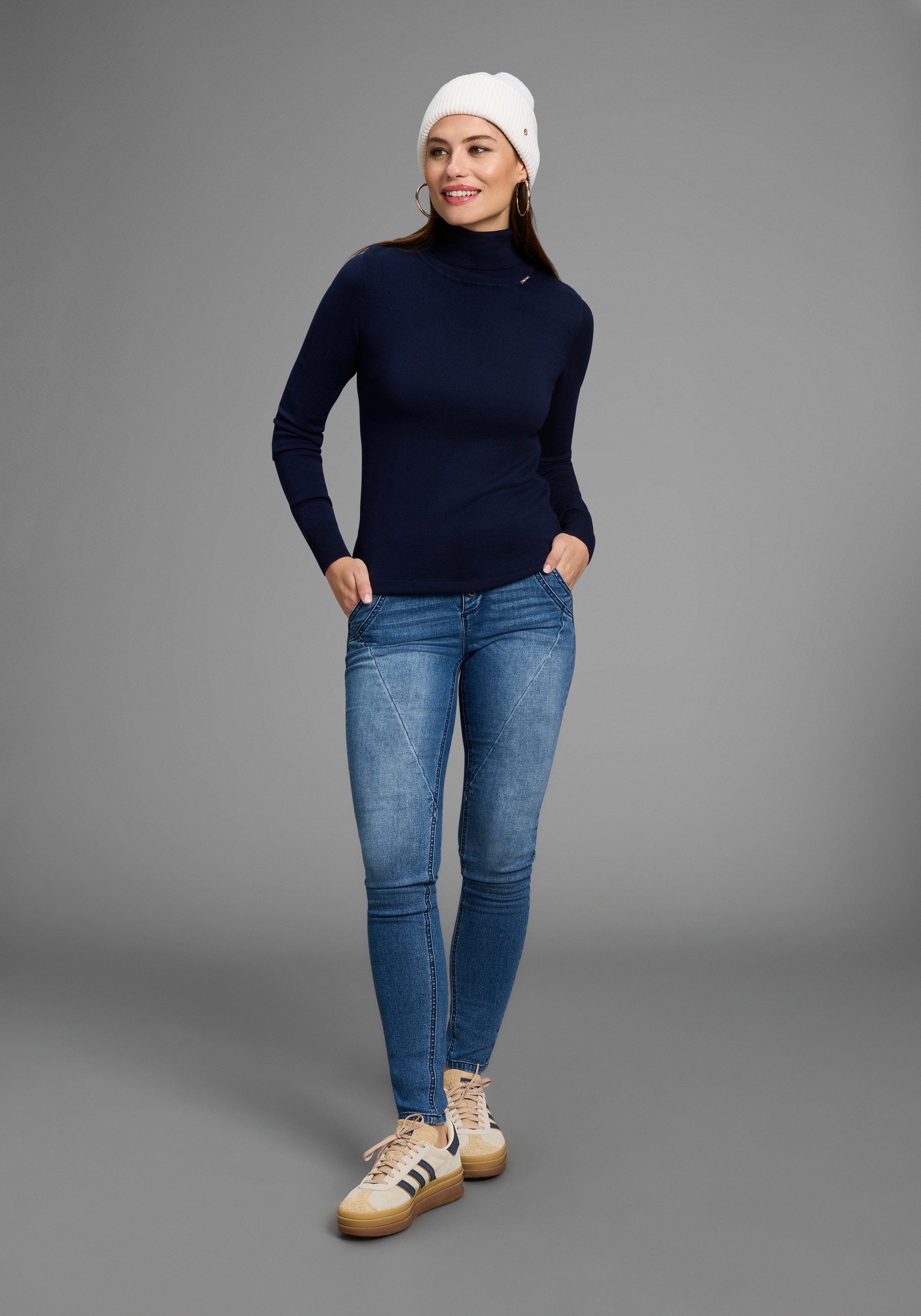 Bruno Banani Rollkragenpullover, mit Metalllogo