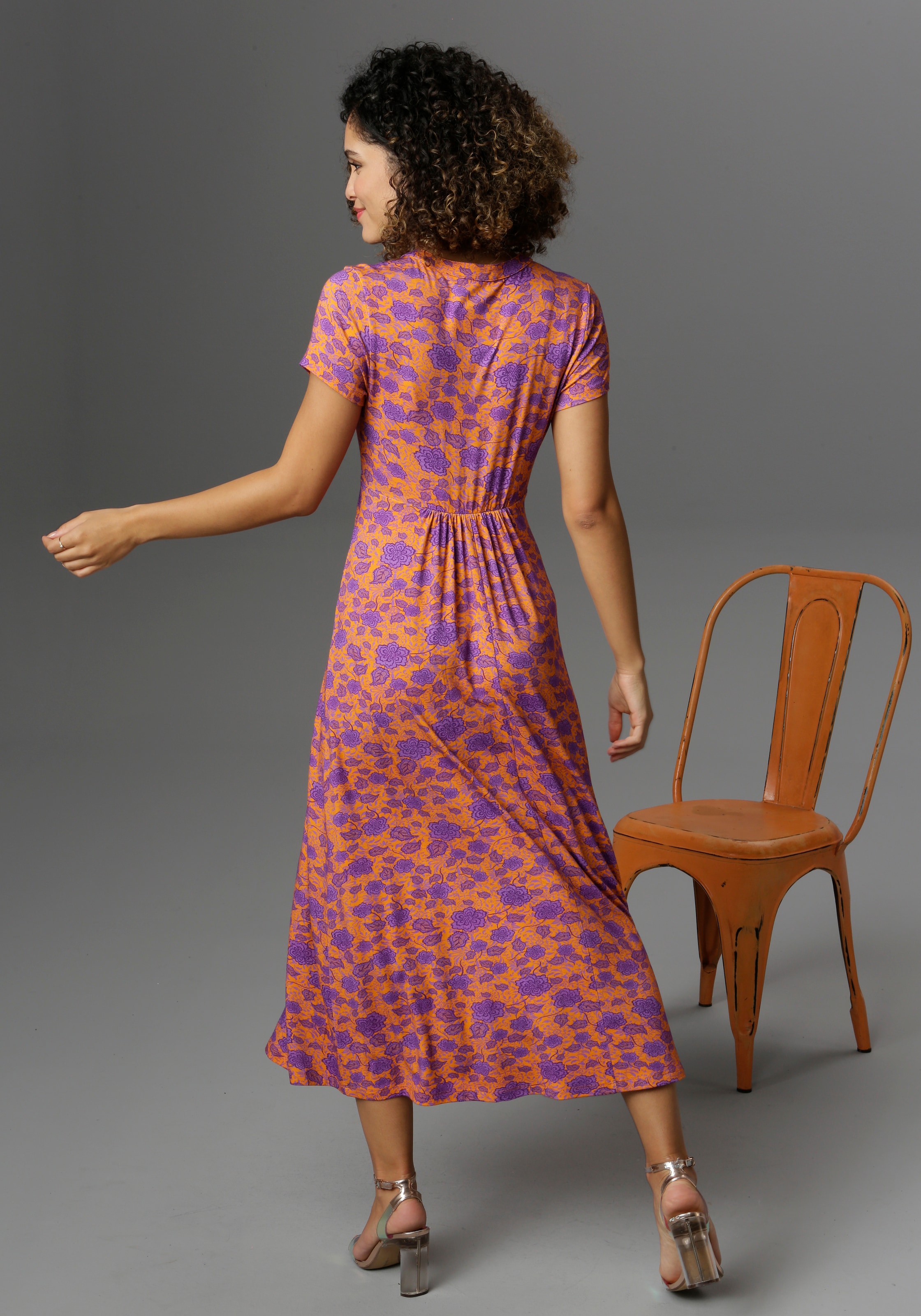Aniston CASUAL Sommerkleid, mit topmodischem Blumendruck