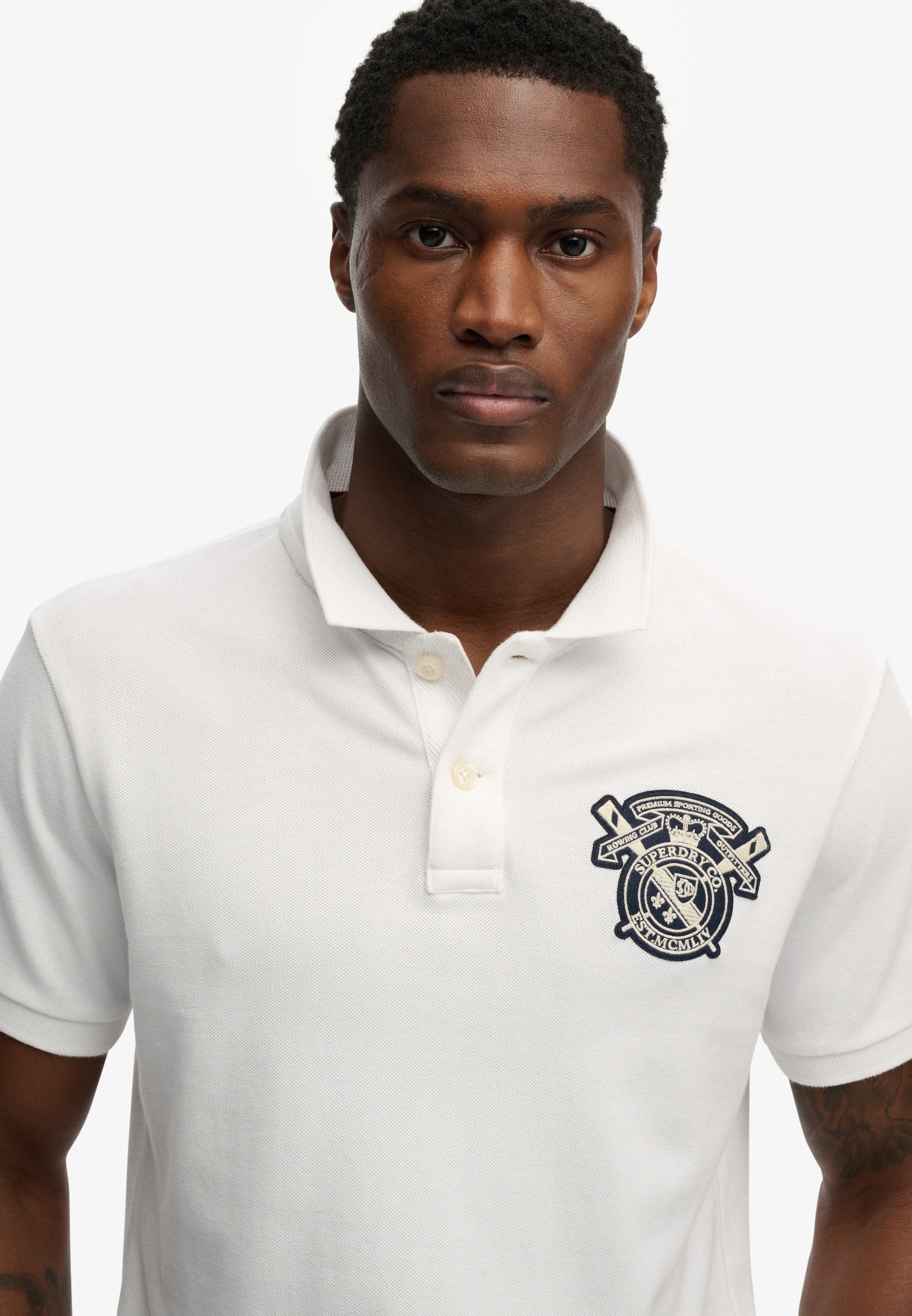 Superdry Poloshirt »CREST POLO« mit Markenlabel, aus Baumwolle, Relaxed Fit, bedruckte Optik
