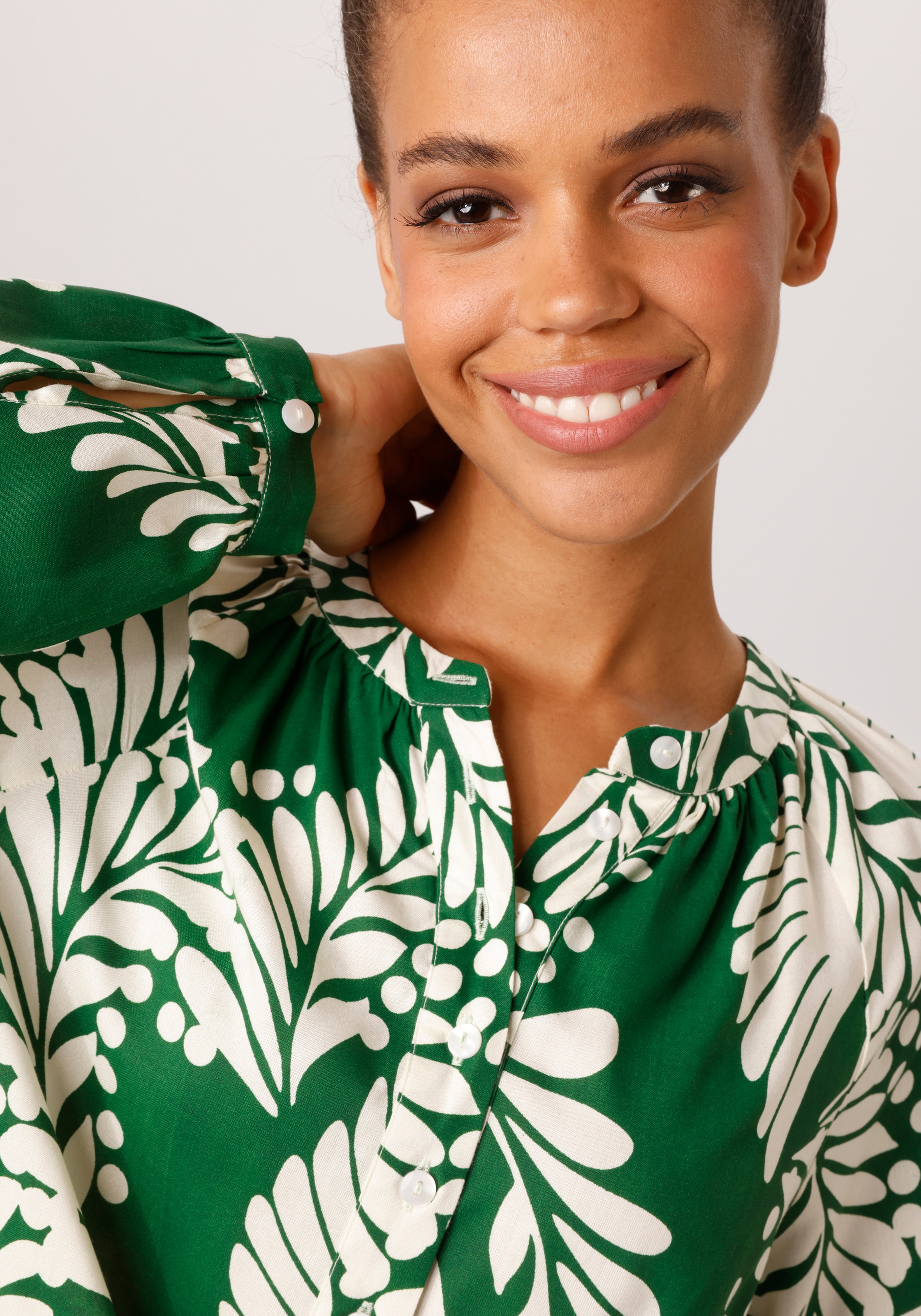 Aniston CASUAL Schlupfbluse mit großflächigen, grafischen Blättern bedruckt - NEUE KOLLEKTION