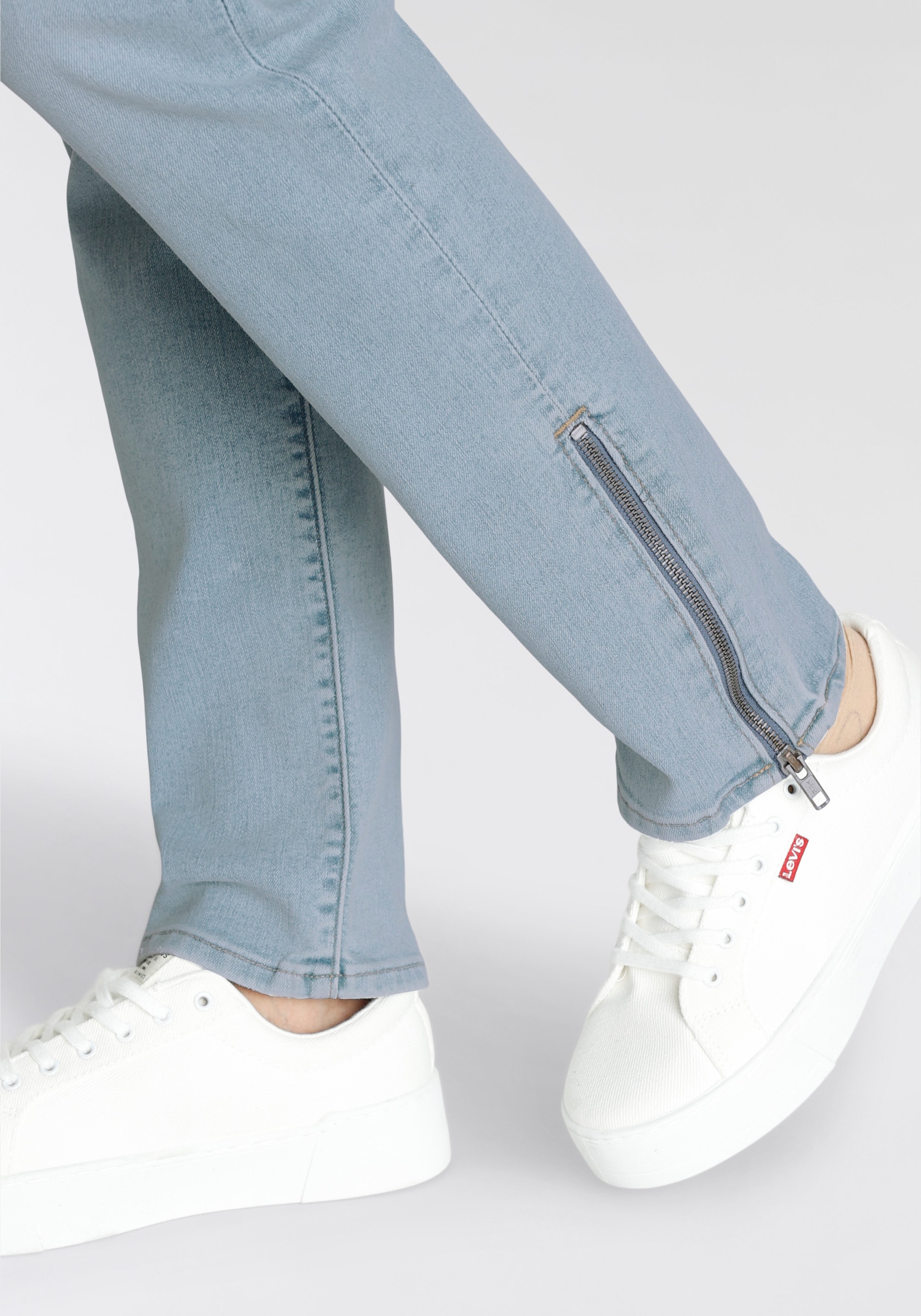 Levi's® 5-Pocket-Jeans »724 BUTTON SHANK«, mit Reisverschlussdetail am Saum