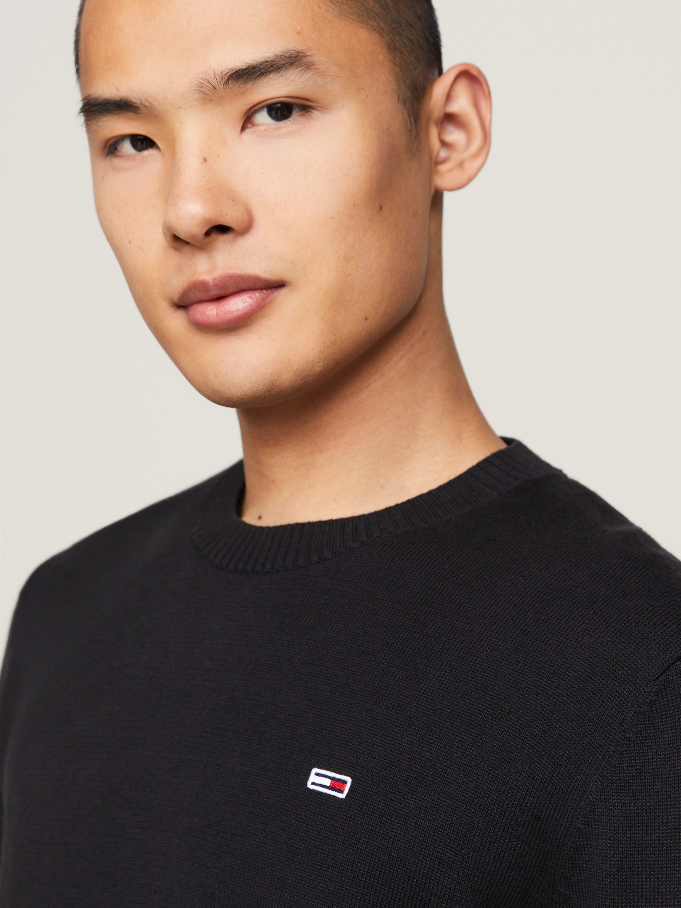 Tommy Jeans Rundhalspullover »TJM SLIM ESSENTIAL LIGHT SWEATER«, mit Flag-Patch