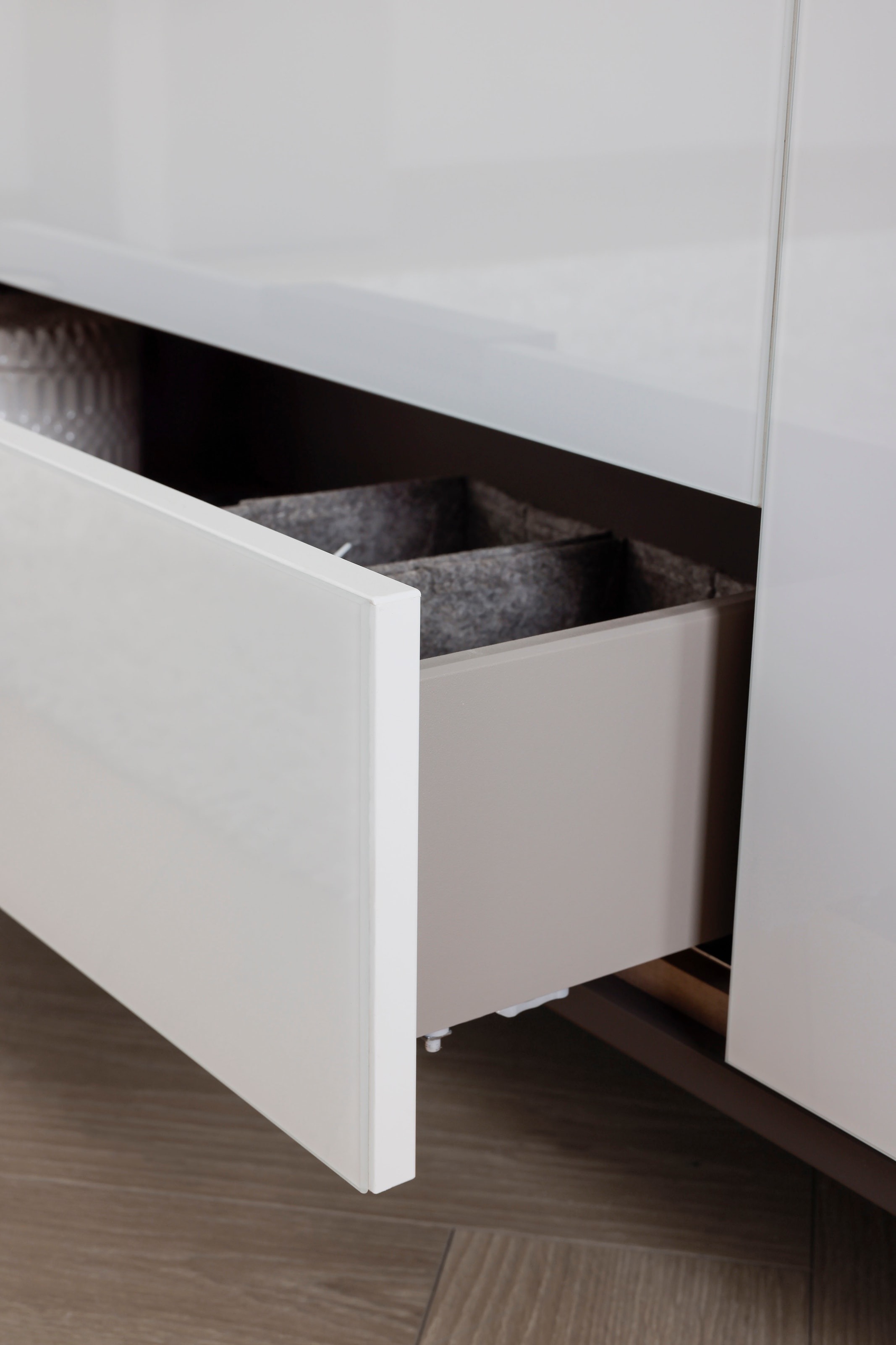 rauch Schubkastenkommode »Kommode Türkommode Sideboard Kombikommode FLIPP mit Glasfront« Breite 120 cm mit 2 Einlegeböden,  1-türig, 5 Schubladen, Soft-Close-Funktion, Oberboden und Front Glas