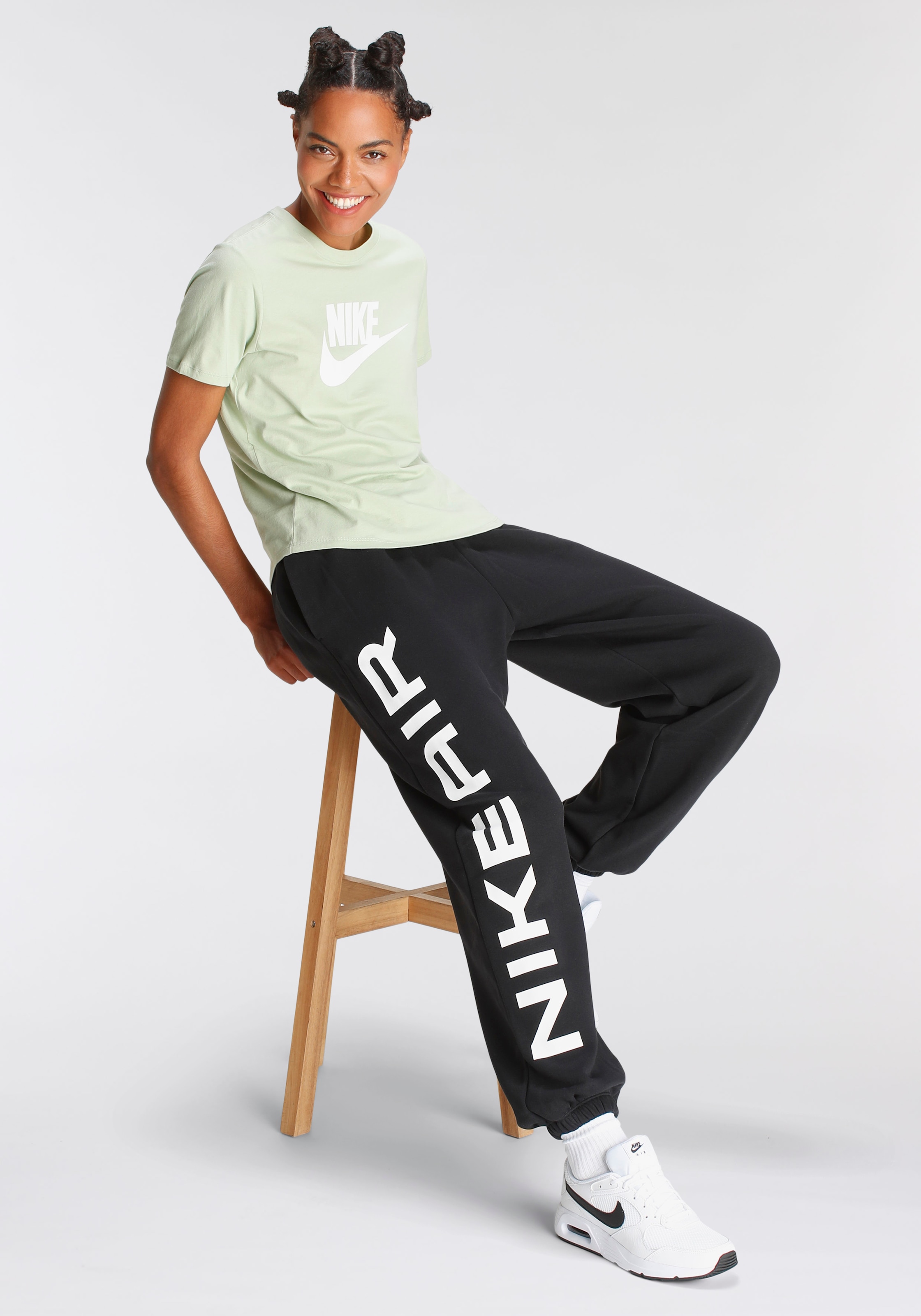 Nike Sportswear T-Shirt »ESSENTIALS WOMEN'S LOGO T-SHIRT«