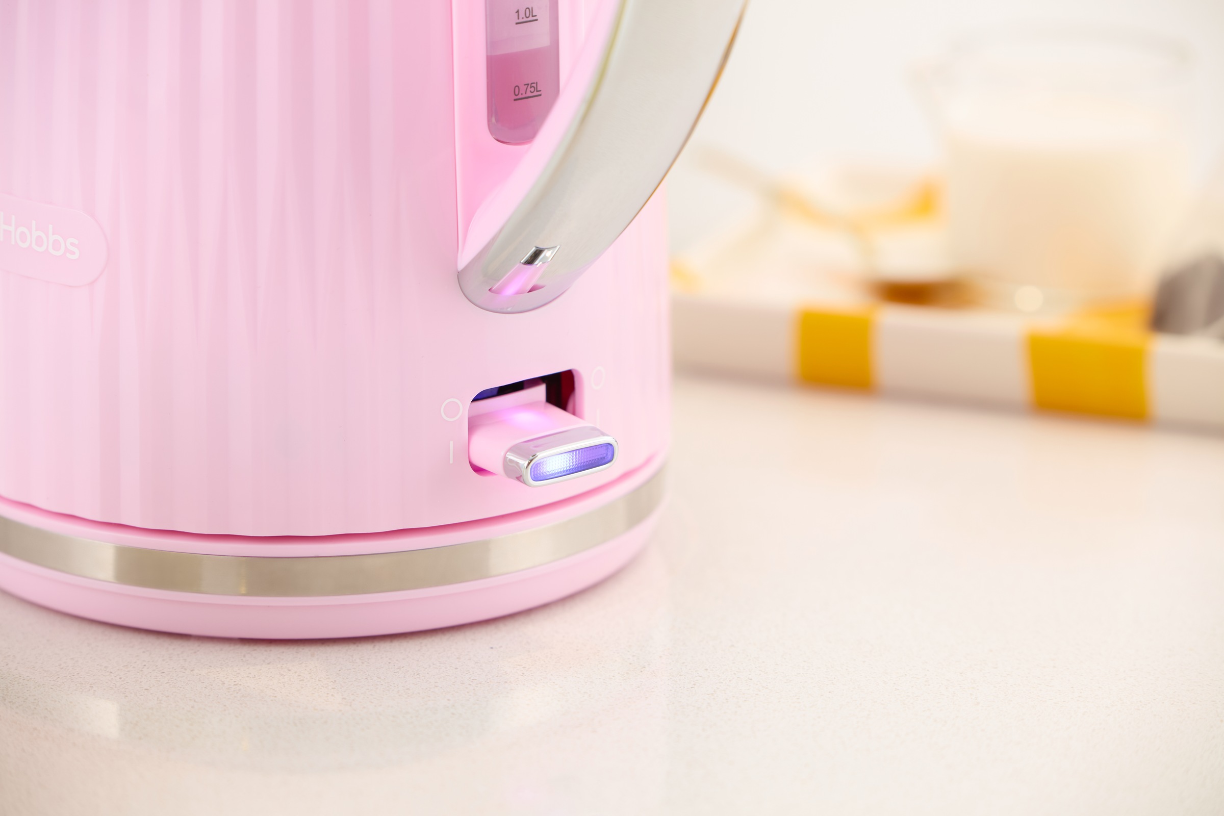 RUSSELL HOBBS Wasserkocher »Eden 27362-70 Himbeere«, 1,7 l, 2400 W, Edelstahlakzente, herausnehmbarer Kalkfilter