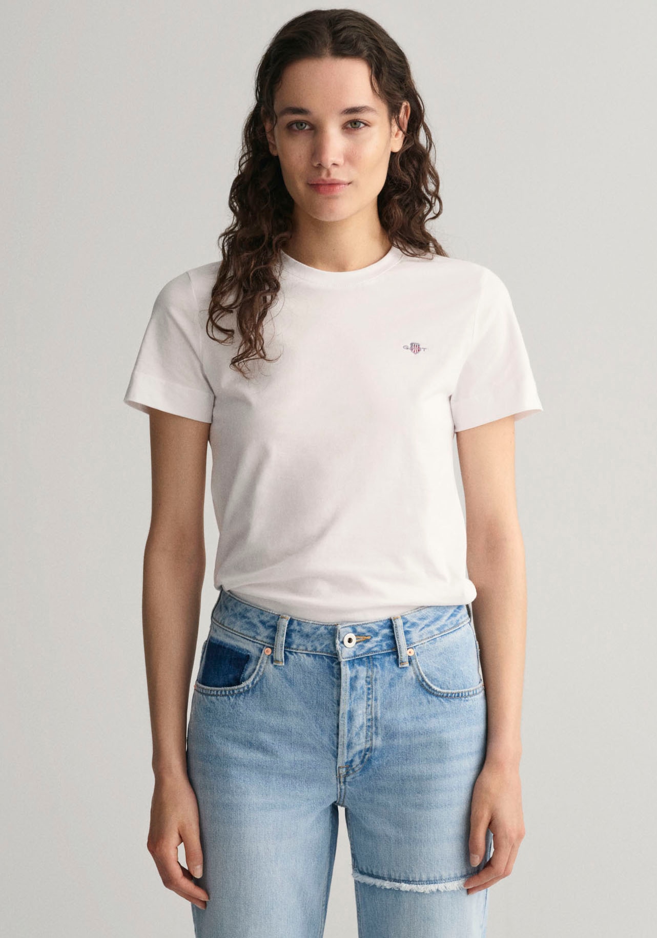 Gant T-Shirt »REG Brust kleinen -Grafik SHIELD T-SHIRT«, aufgestickten mit der auf KA bei einer ♕ Wappen