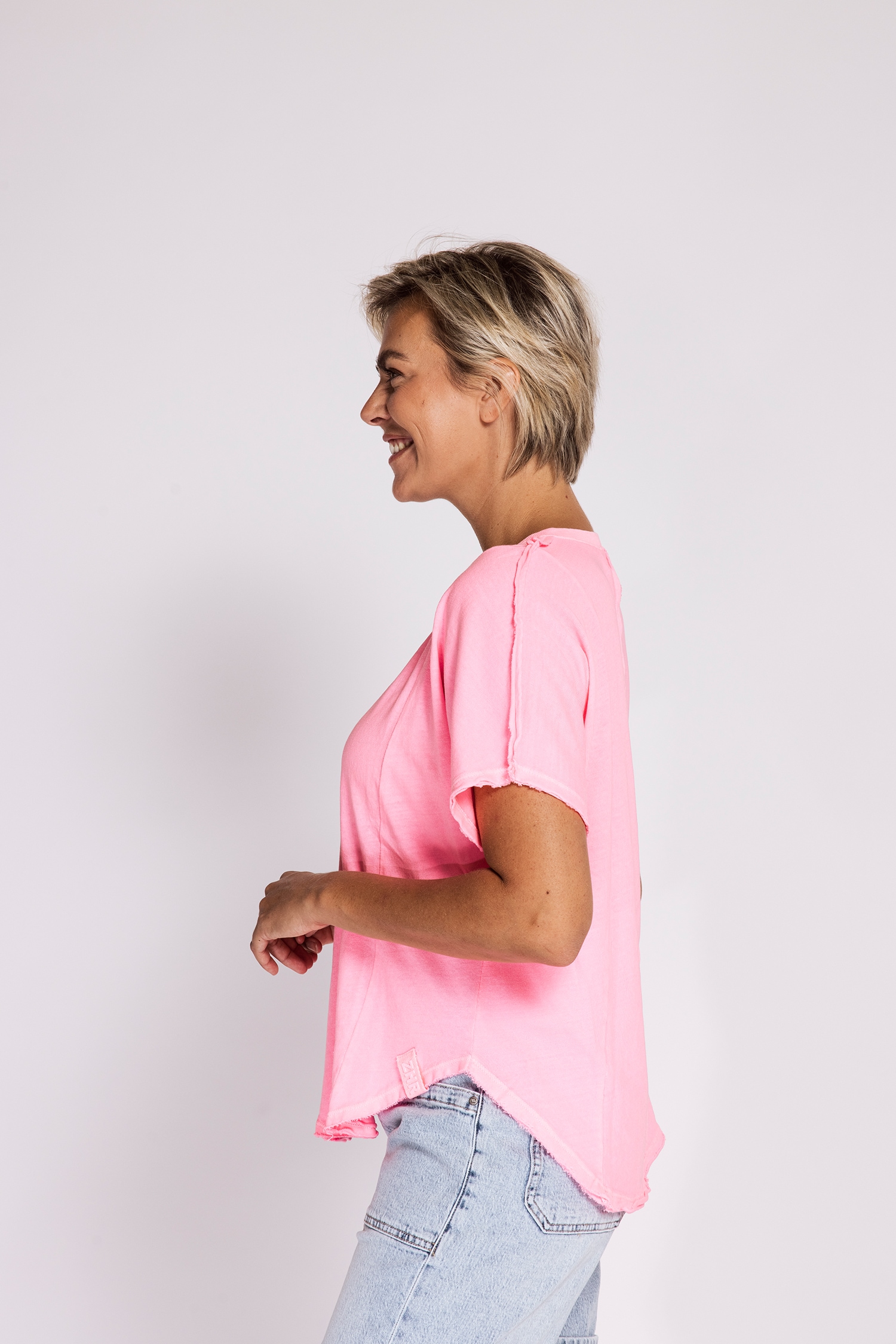 Zhrill Kurzarmshirt »RYA« Sommershirt mit V-Ausschnitt und ausgefransten Kanten