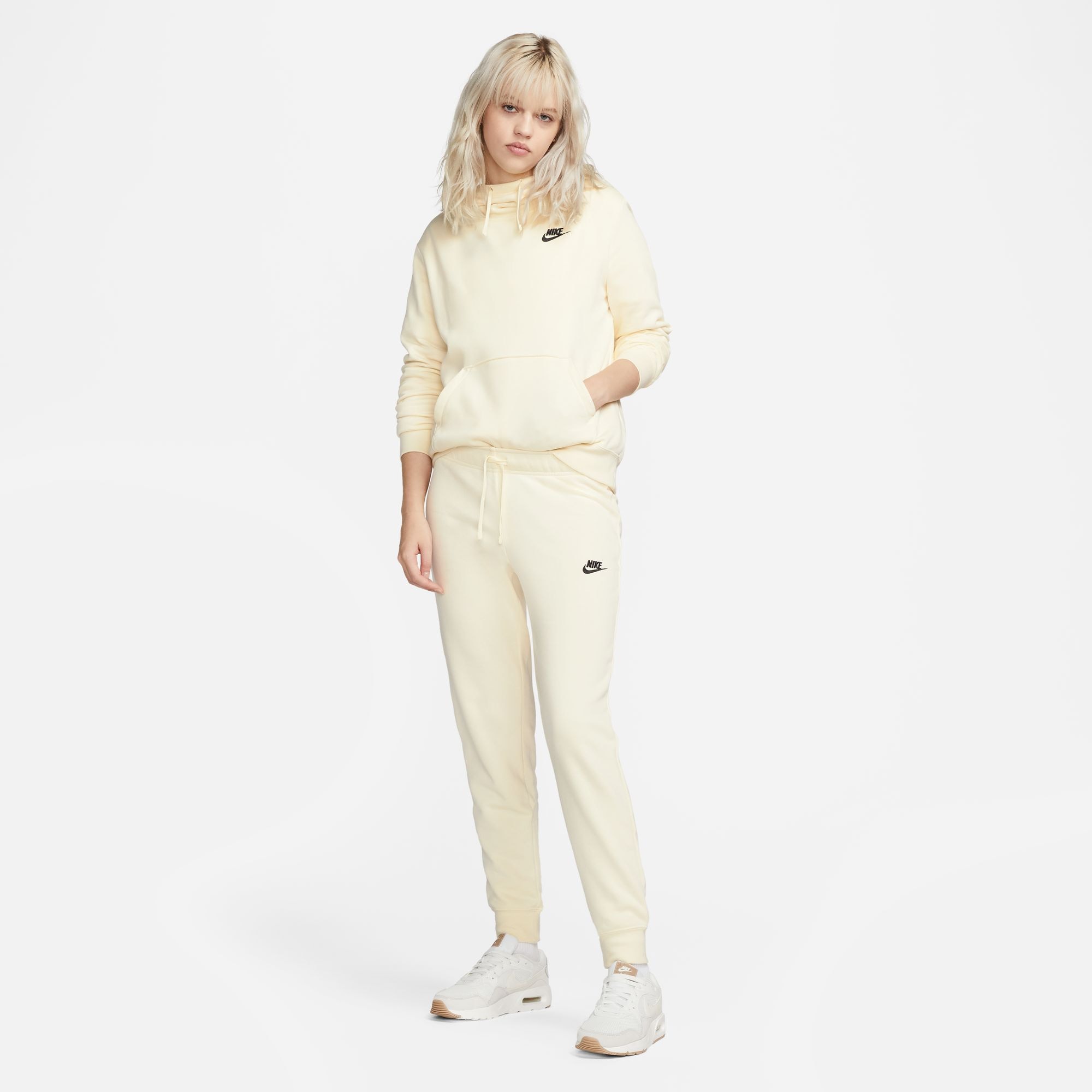 Nike Sportswear Jogginghose »Club Fleece Women's Mid-Rise Slim Joggers«, weiches Fleecematerial