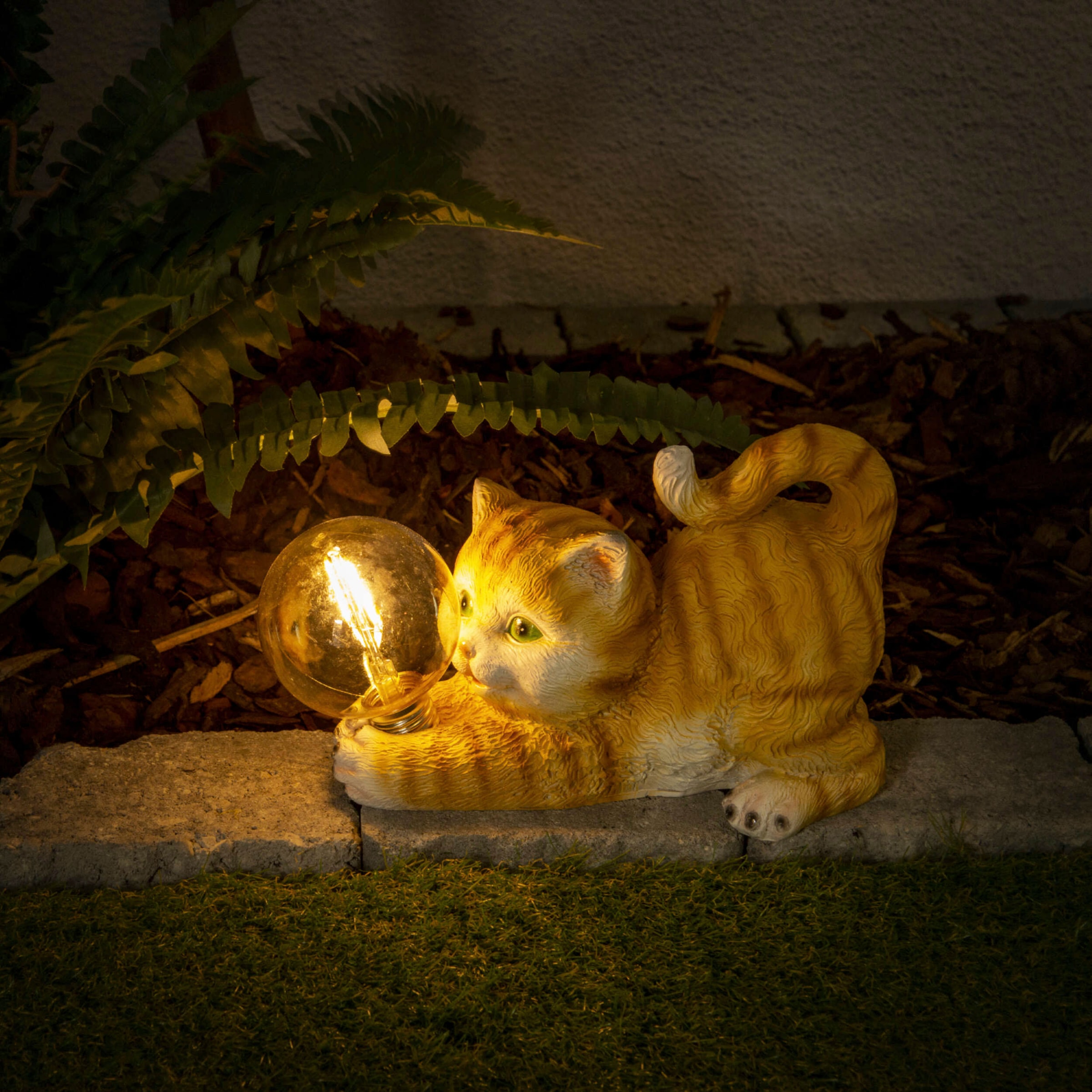 näve LED Solarleuchte »Katze«, 1 flammig-flammig, süße gestreifte Katze mit beleuchteter Kugel und warmweißem Licht