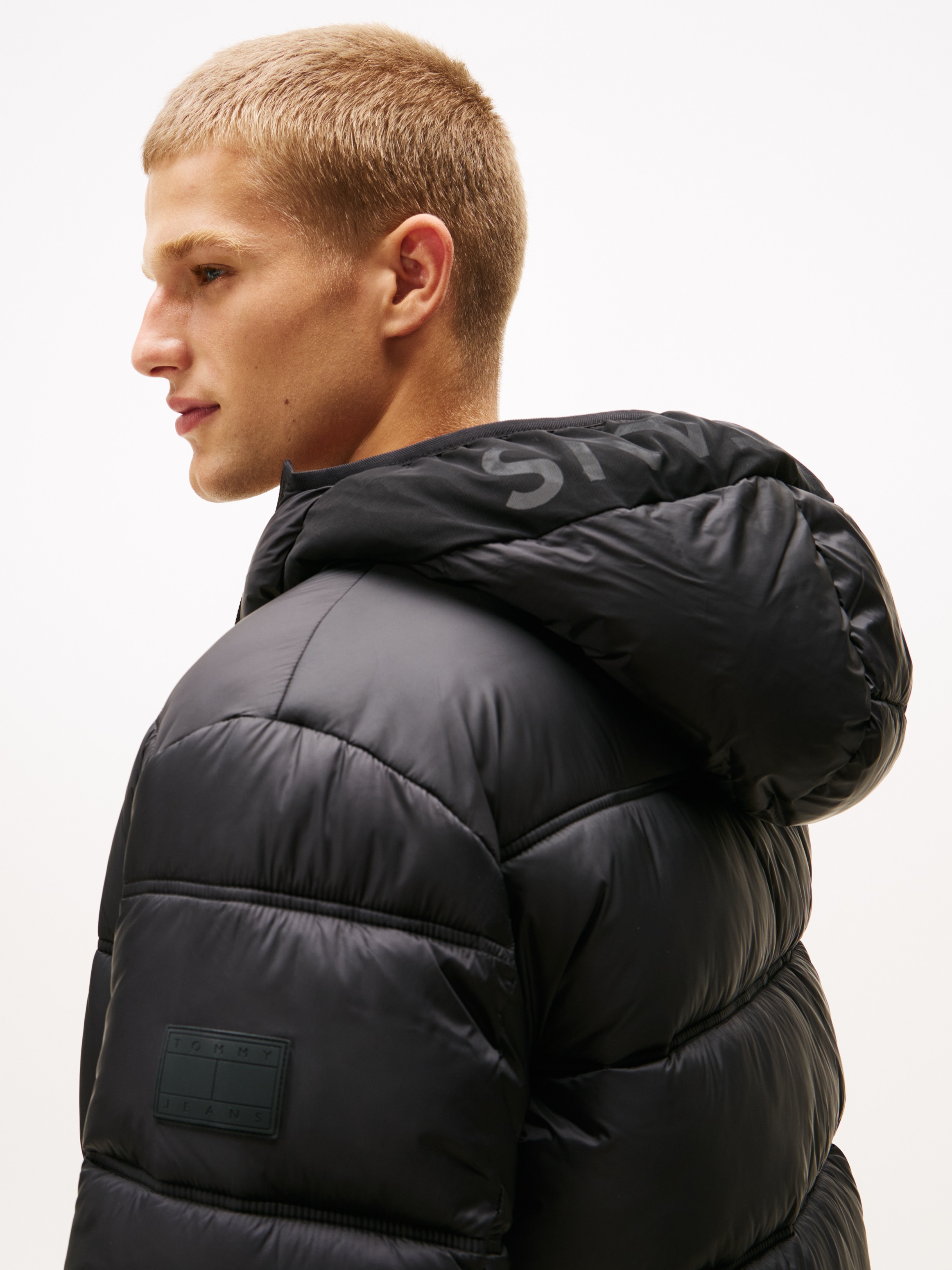 Tommy Jeans Steppjacke »HOODED LOGO PUFFER«, mit Kapuze, Übergangsjacke Regular fit mit Rundhalsausschnitt