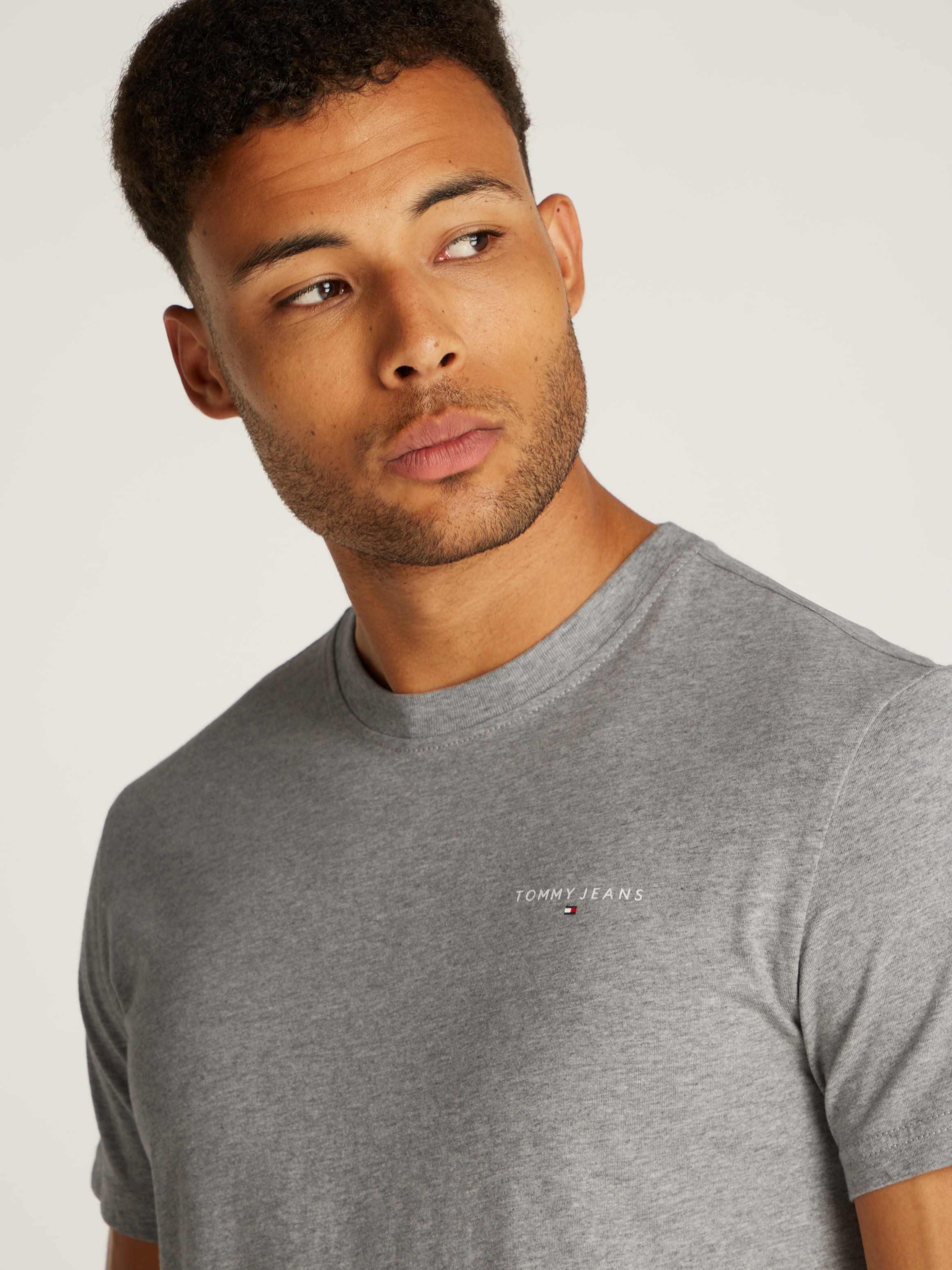 Tommy Jeans Plus Rundhalsshirt »TJM SLIM LINEAR CHEST SS TEE EXT«, in Großen Größen, Logodruck