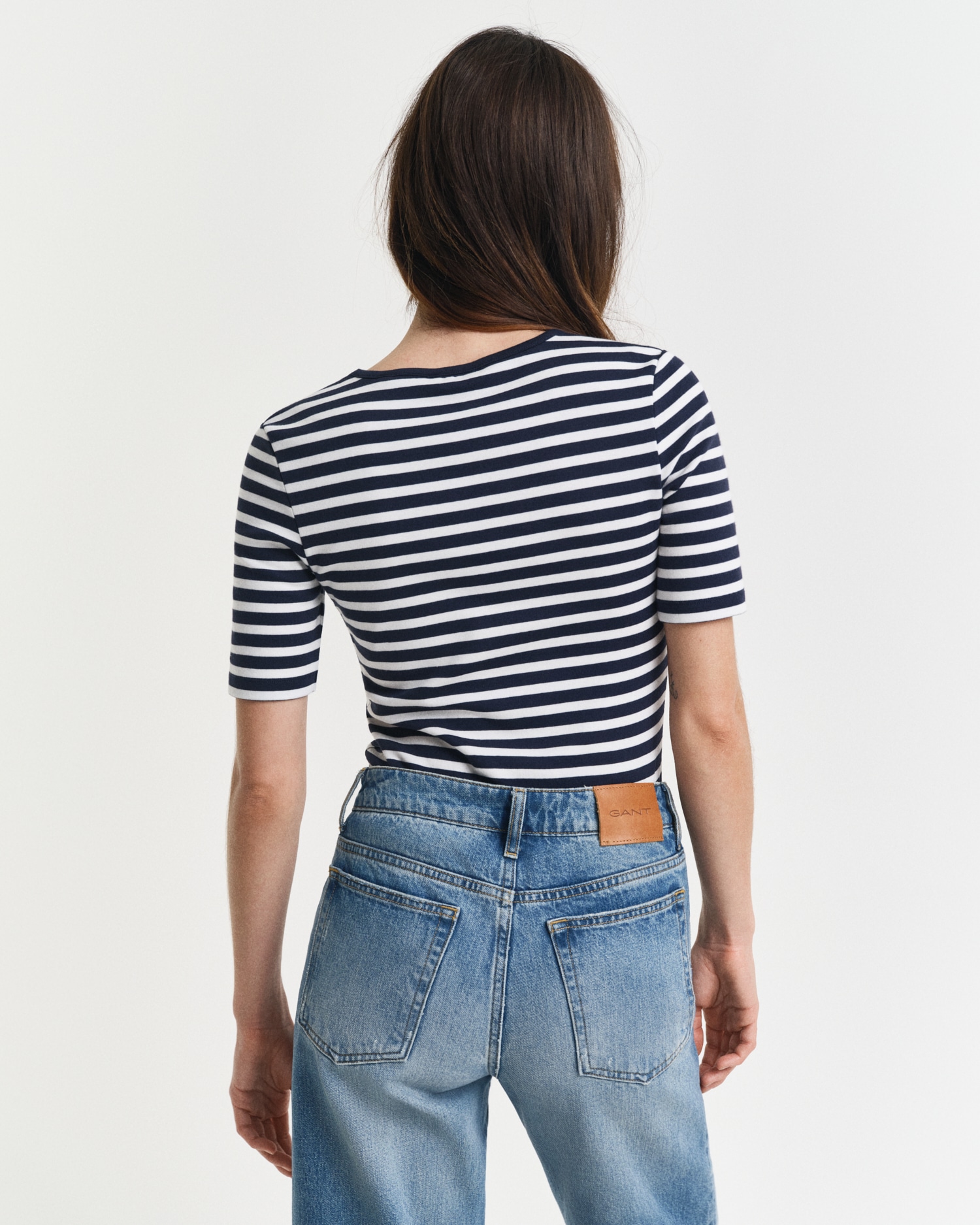 Gant T-Shirt »SLIM STRIPED 1X1 RIBBED KA T-SHIRT«, mit dezentem Logoschriftzug am Ärmelabschluss