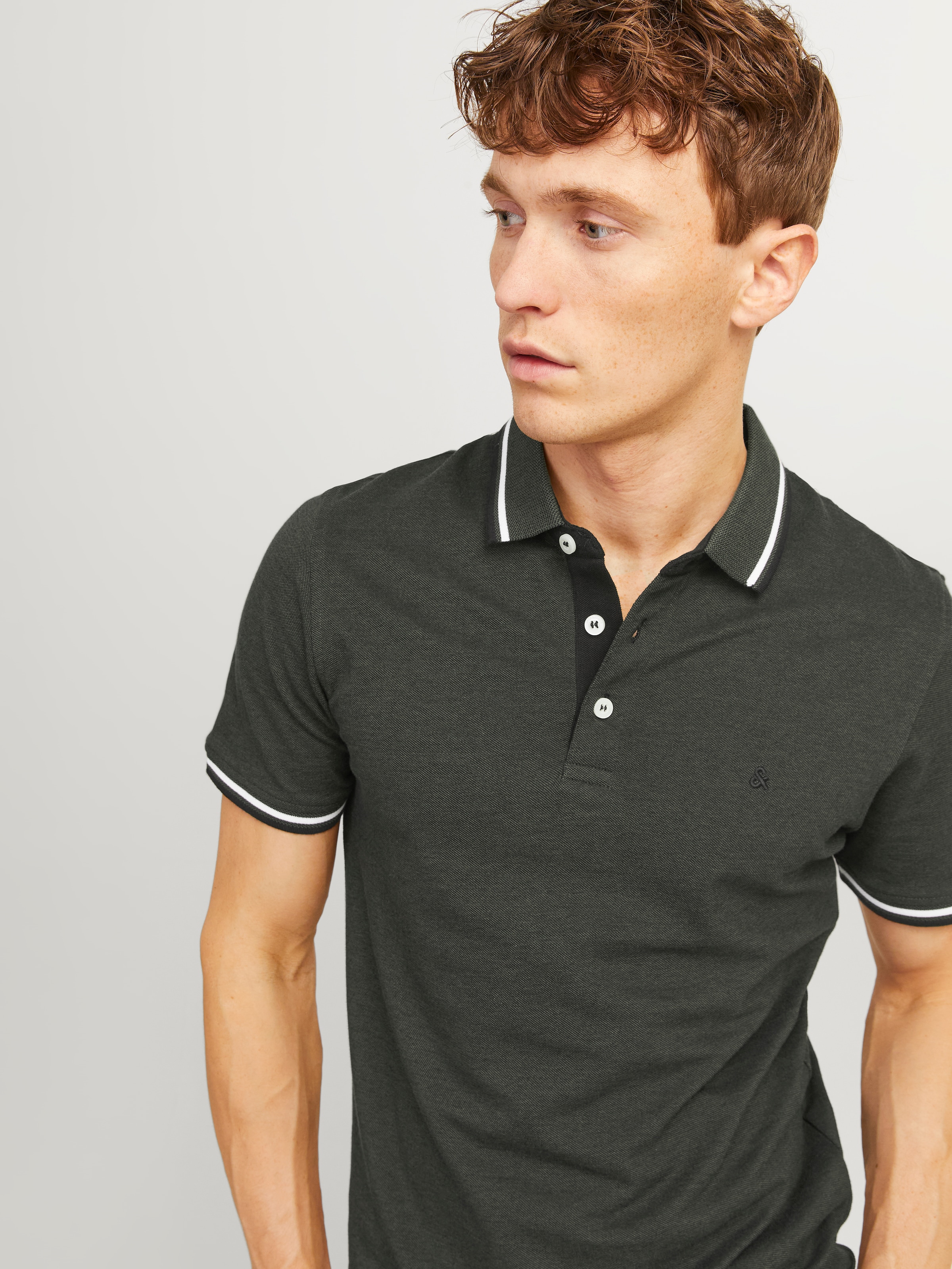 Jack & Jones Poloshirt »JJEPAULOS  Poloshirt mit klassischem Kragen und figurbetonter Form« Logostickerei, modisch, schmal, Baumwolle, Polokragen