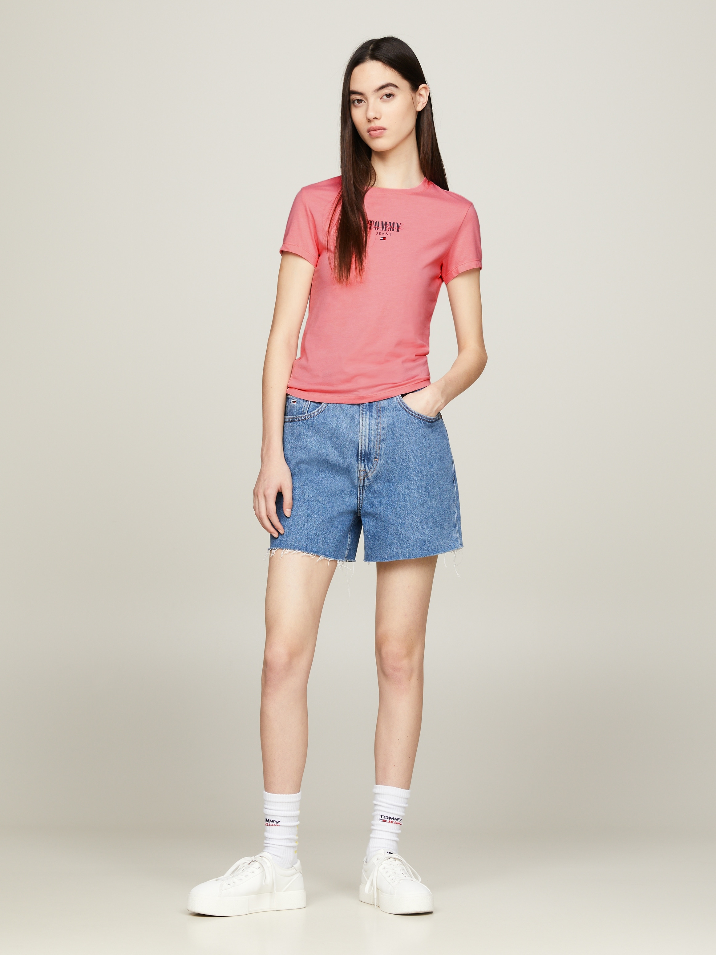 Tommy Jeans Rundhalsshirt »Rib Slim Essential Logo«, Rippshirt, feines Jersey Rippe, elastisch mit Tommy Jeans Logo