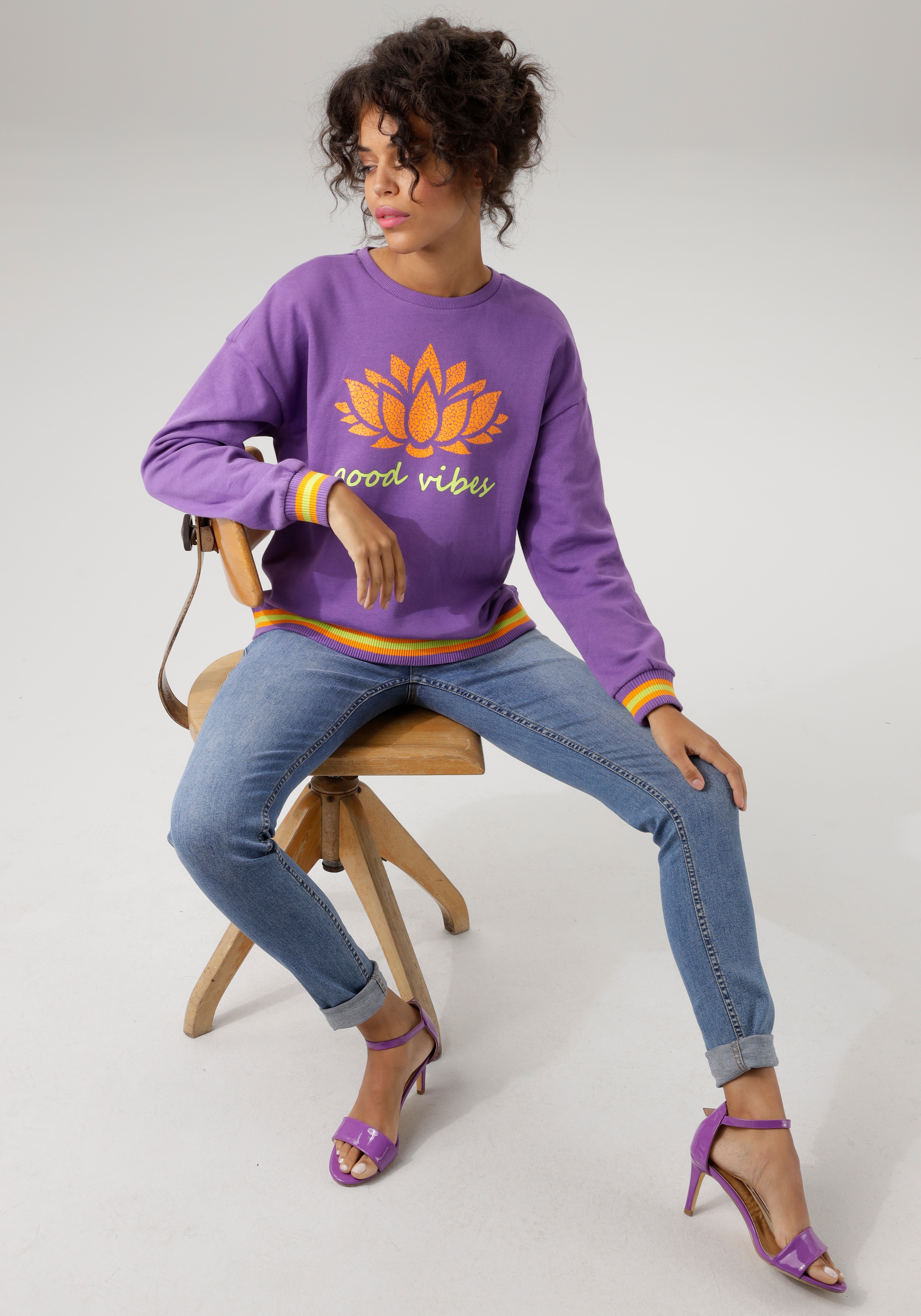 Sweatshirt, Schriftzug abstrakter CASUAL Frontdruck mit Aniston Seerose bei ♕ und