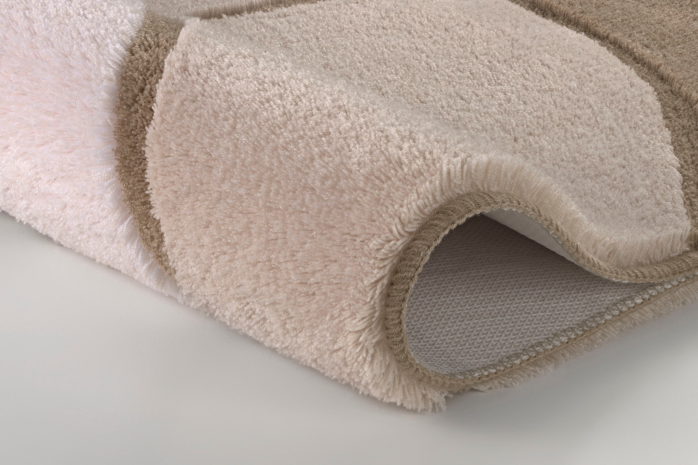 Kleine Wolke Badematte »Kent«, rutschhemmend beschichtet, fußbodenheizungsgeeignet, Badteppich, modernes Design, Hoch-Tief Effekt, waschbar