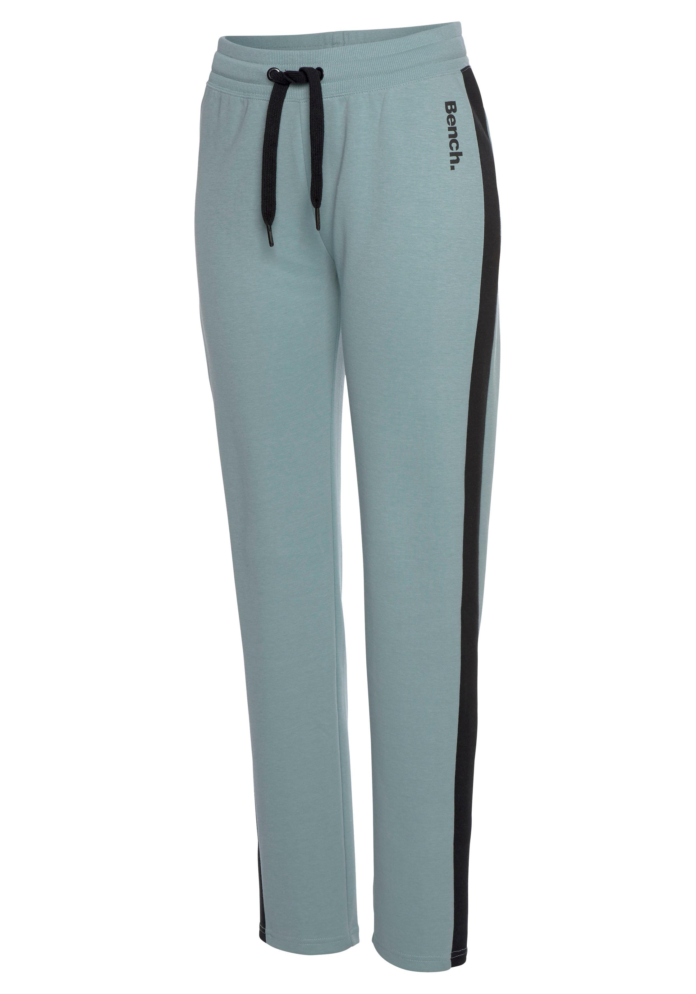 mit ♕ geradem und Loungewear Loungehose, bei Seitenstreifen Bein, Bench. Loungeanzug