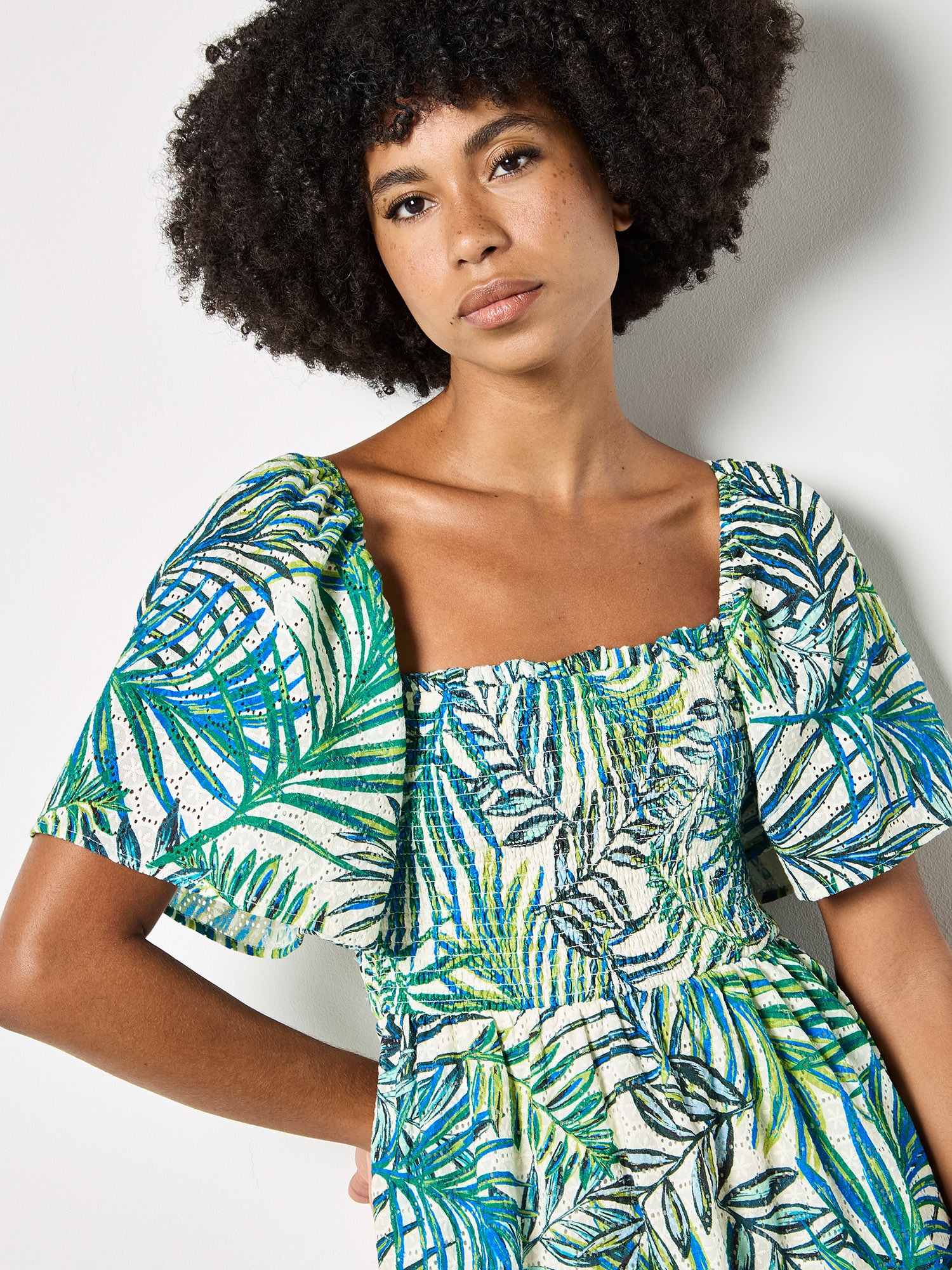 Apricot Druckkleid »Minikleid« mit Palmenprint, Smokarbeit und Broderie