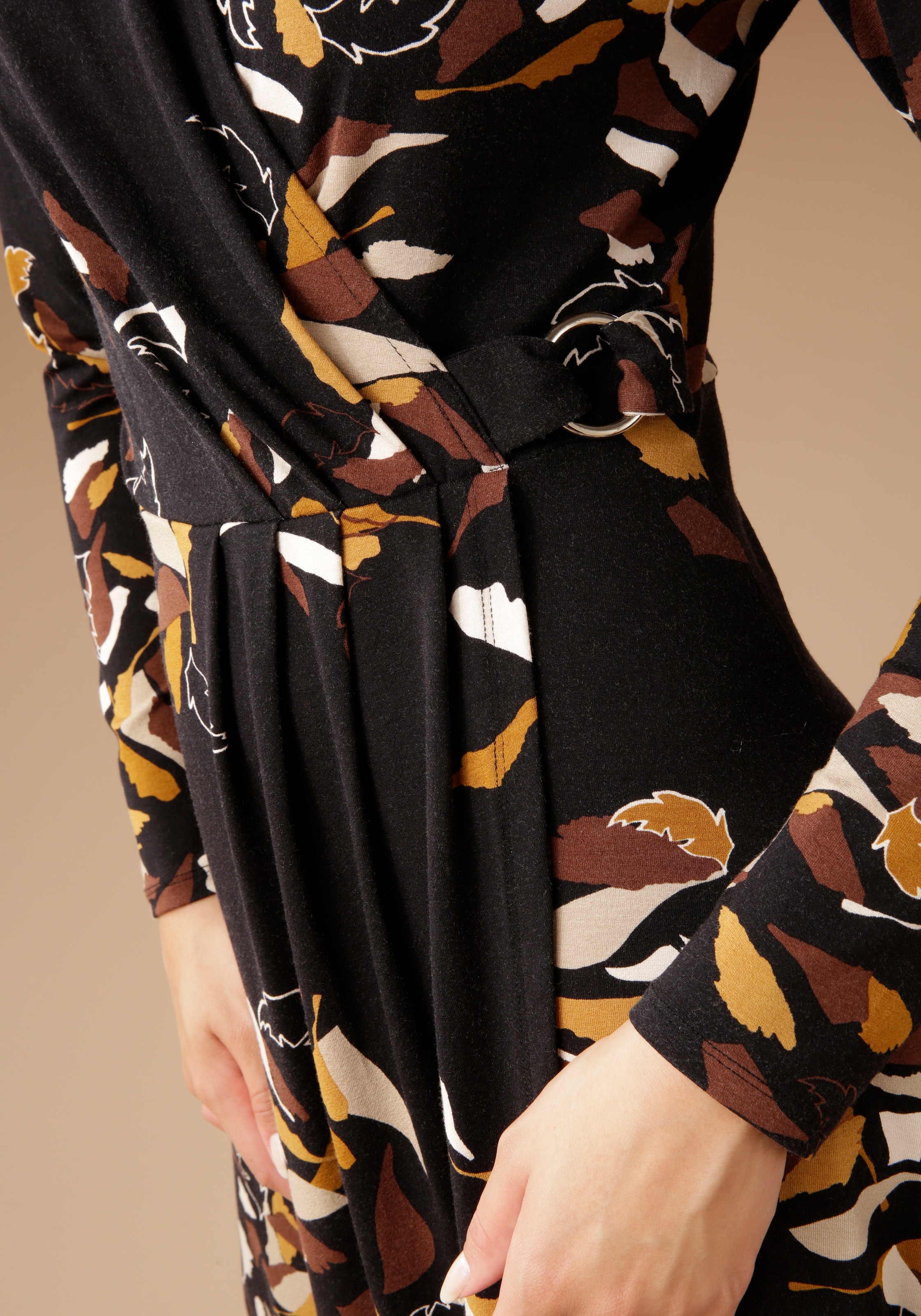 Aniston SELECTED Jerseykleid, mit silberfarbenem Zierring am Wickel- Ausschnitt bei ♕