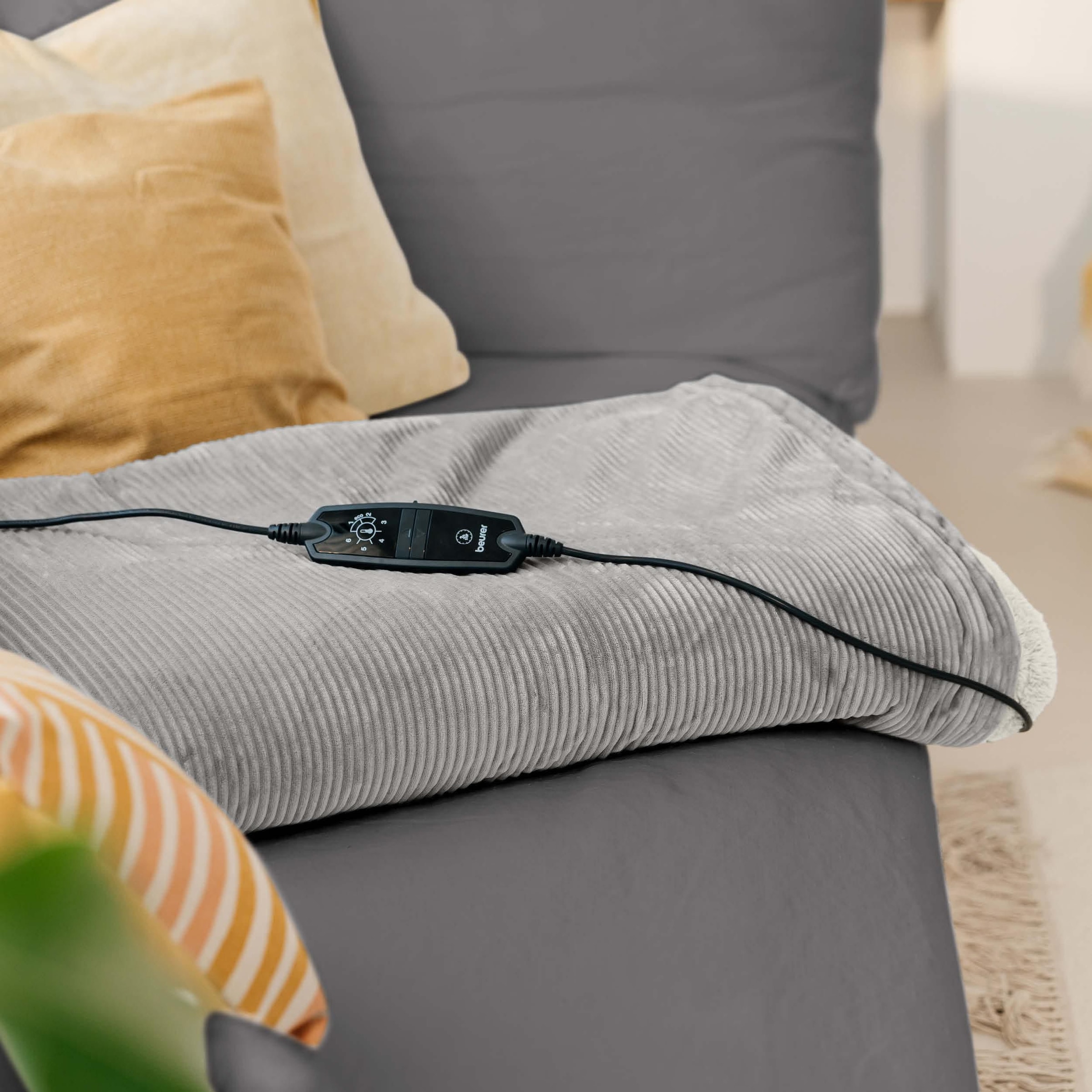 BEURER Heizdecke »HD 81 Cord Light Grey Green Planet, aus recycelten Materialien« kuschelige Wärmedecke aus weichem Cord-Stoff mit 6 Temperaturstufen