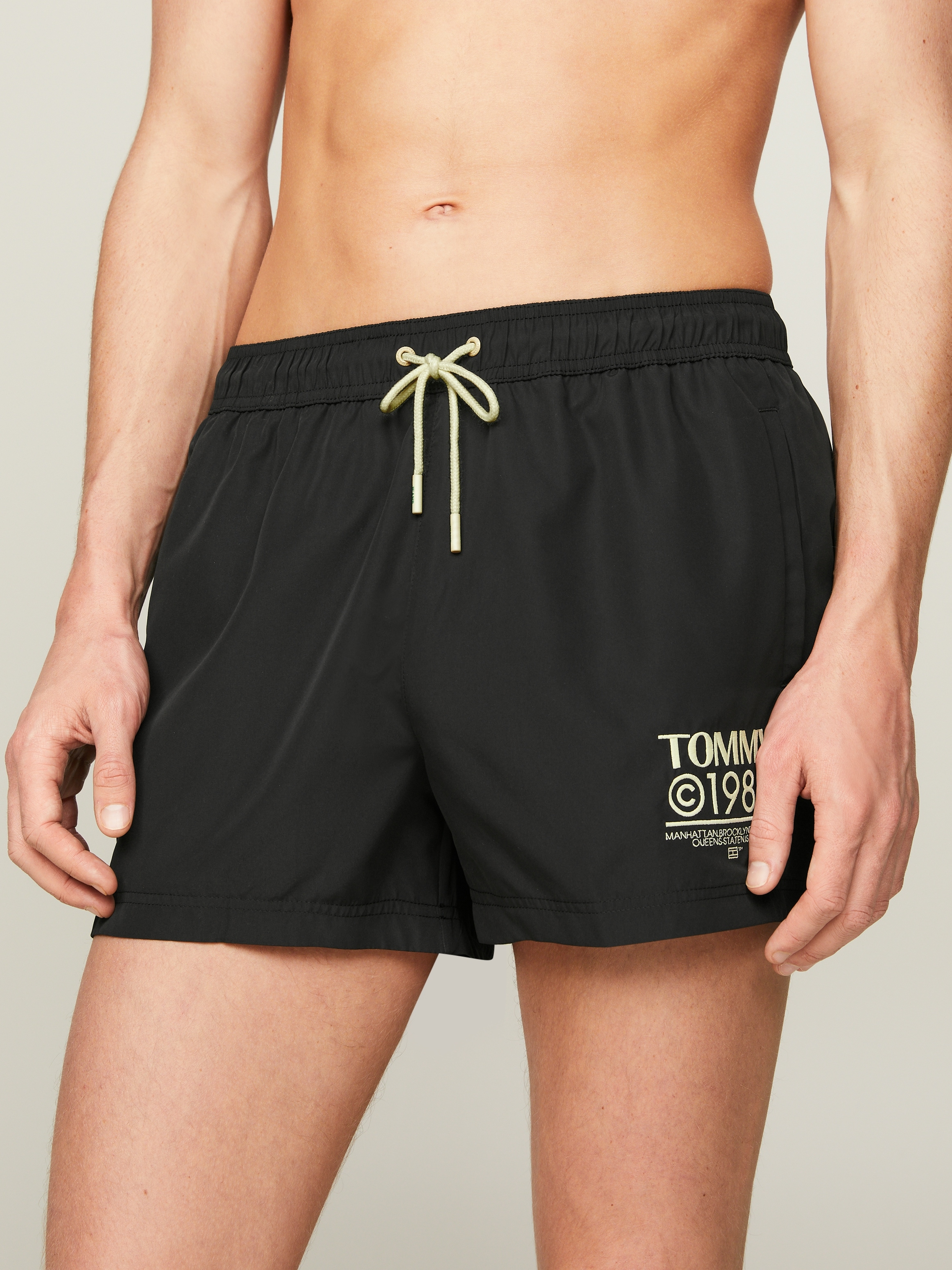 Tommy Hilfiger Swimwear Badeshorts »SF SHORT DRAWSTRING«, mit kultigem Logoschriftzug