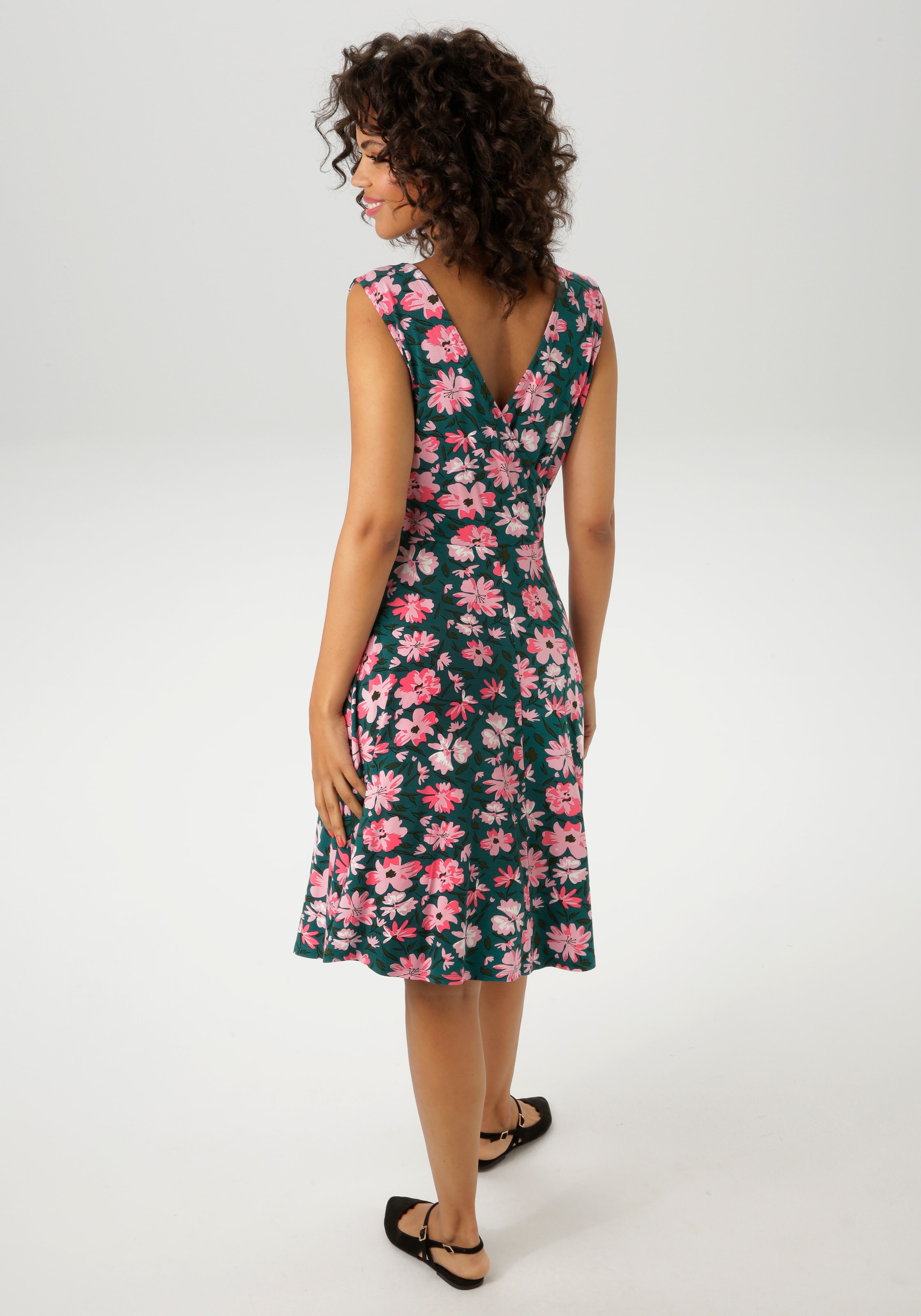 Aniston CASUAL Sommerkleid, mit malerischen Blumendruck - jedes Teil ein Unikat