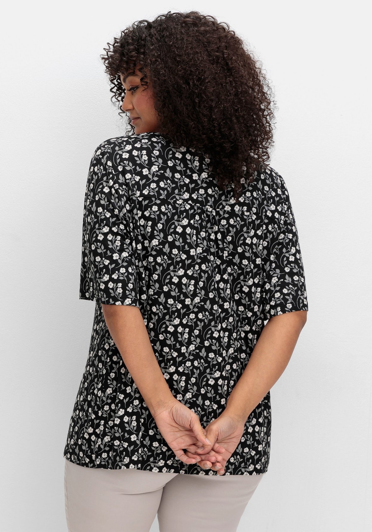 Sheego T-Shirt »Shirt mit Blümchenprint und Knopfleiste«