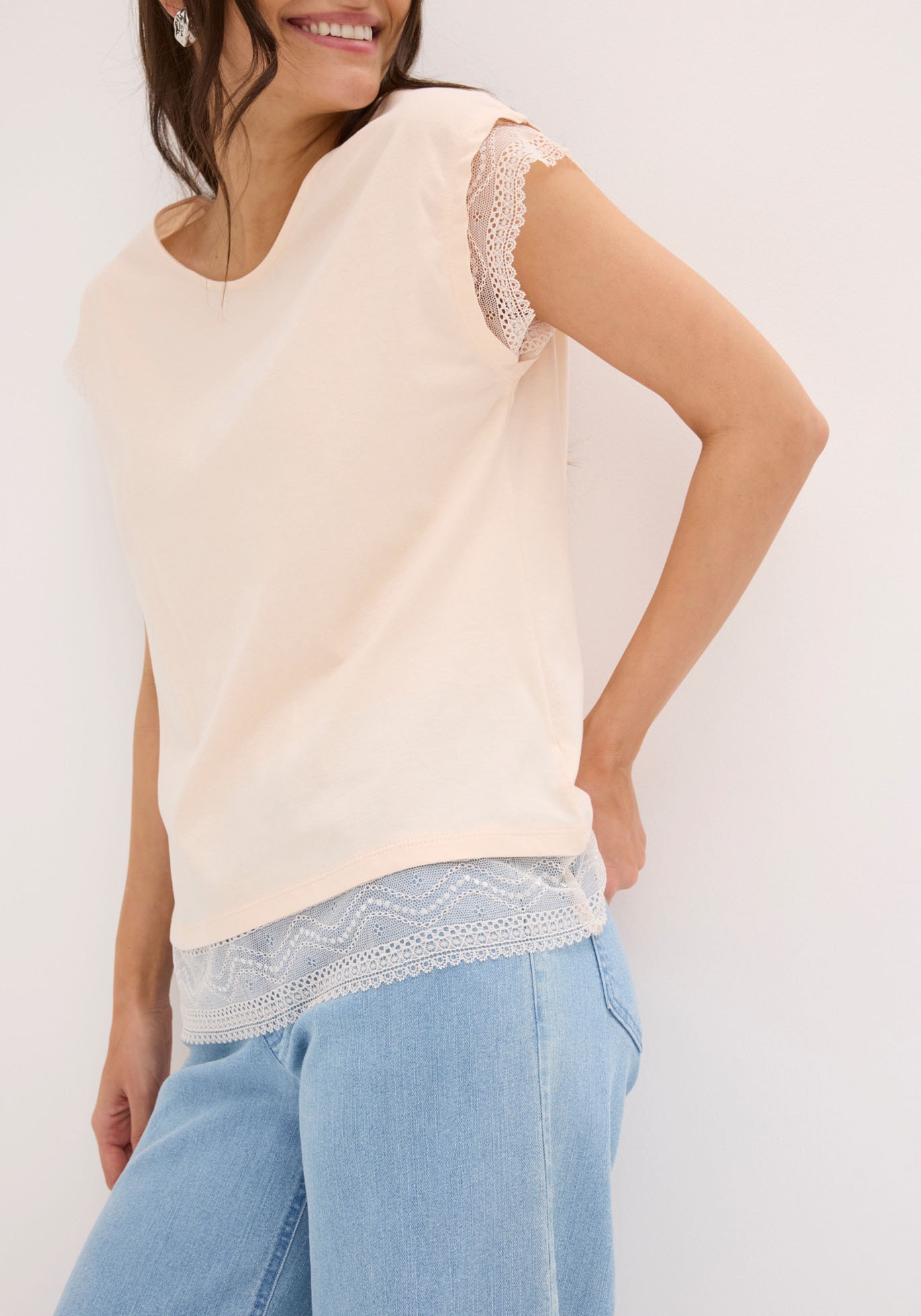 bonprix T-Shirt bequeme Passform, überschnittene Schultern, mit Spitzendetails