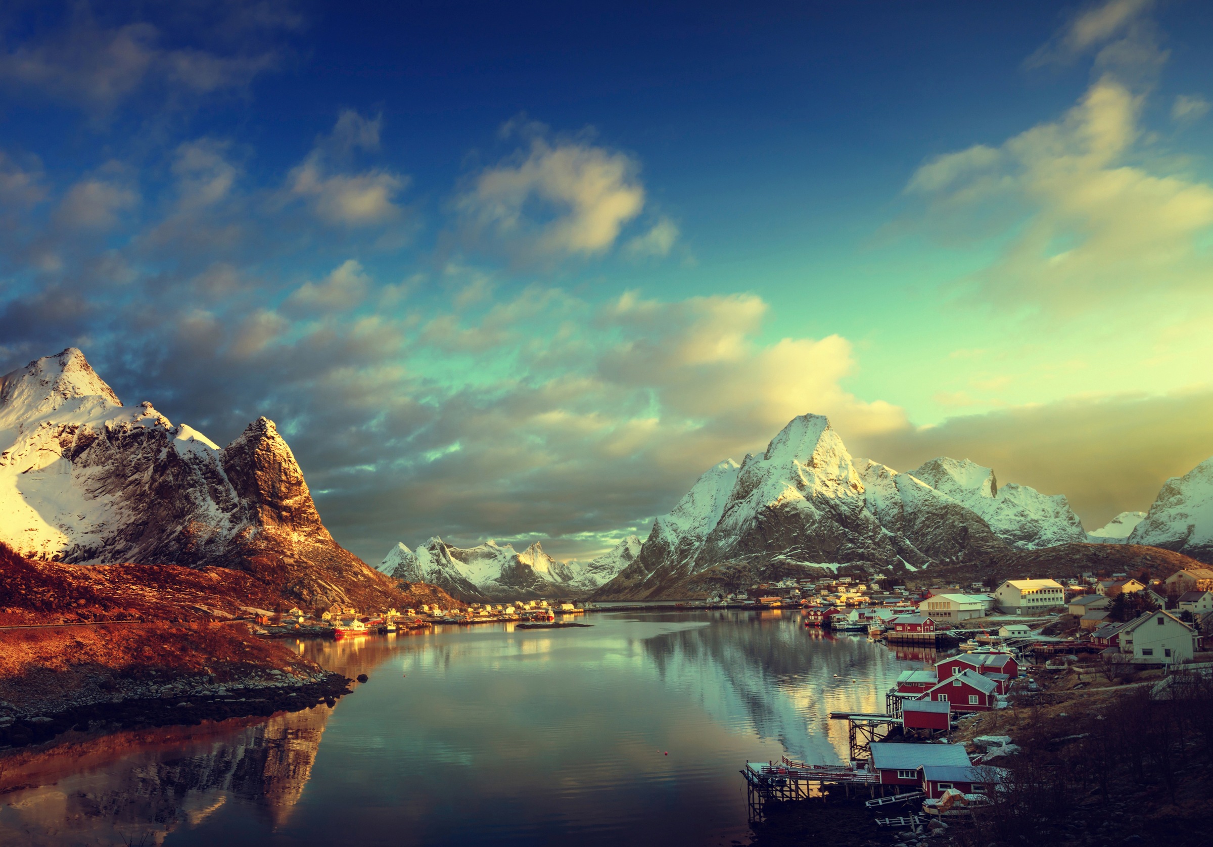 Fototapete »LOFOTEN-INSELN-SEE GEBIRGE BERGE ALPEN SONNE DORF MEER«