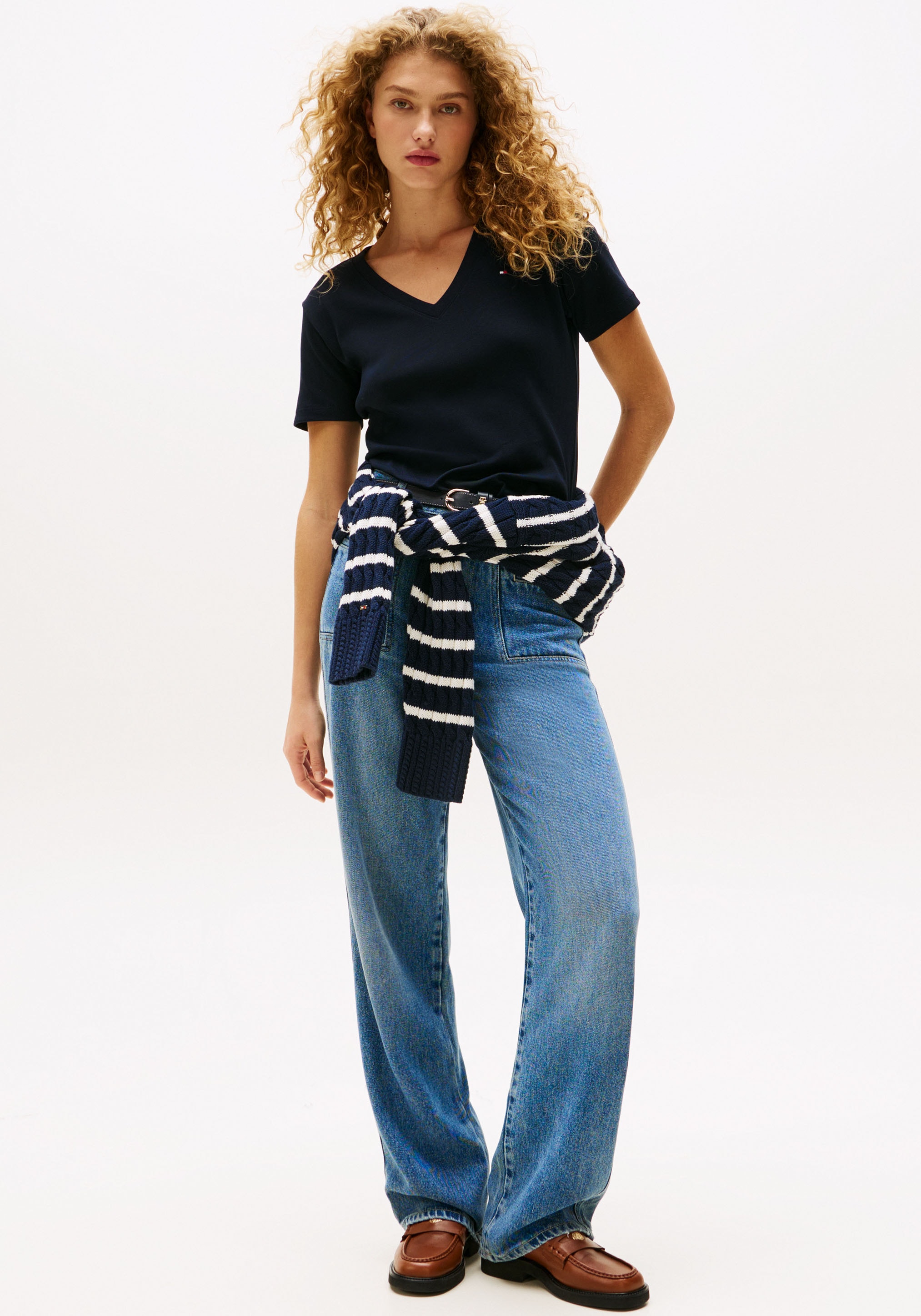 Tommy Hilfiger T-Shirt »SLIM CODY V-NK SS«, mit Logostickerei
