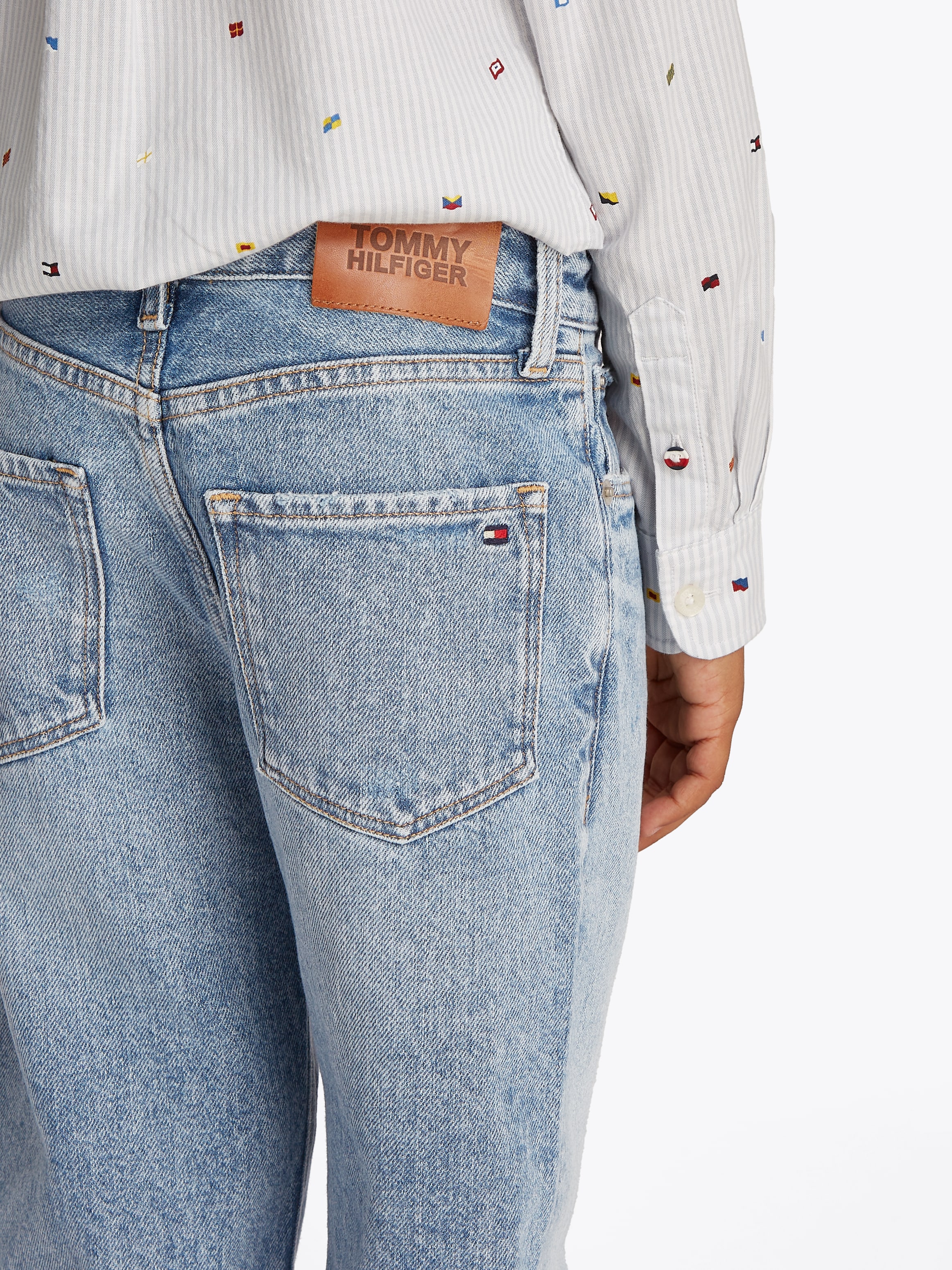 Tommy Hilfiger Straight-Jeans »ARCHIVE BARREL FIT MIDBLUE JEANS«, in hellblauer Waschung, mit Logo-Badge