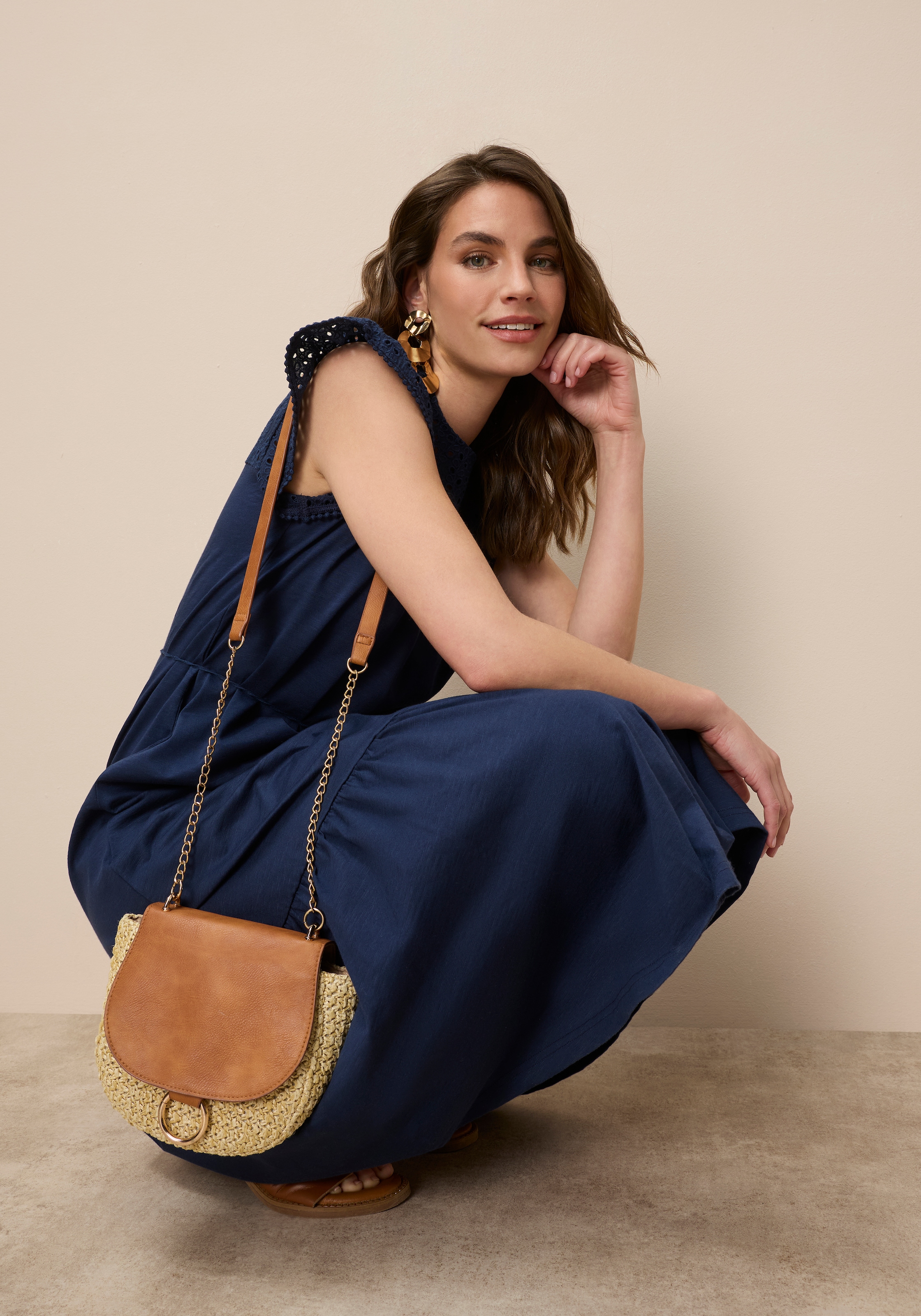 Tamaris Jerseykleid mit femininer Lochstickerei und verspieltem Schnitt