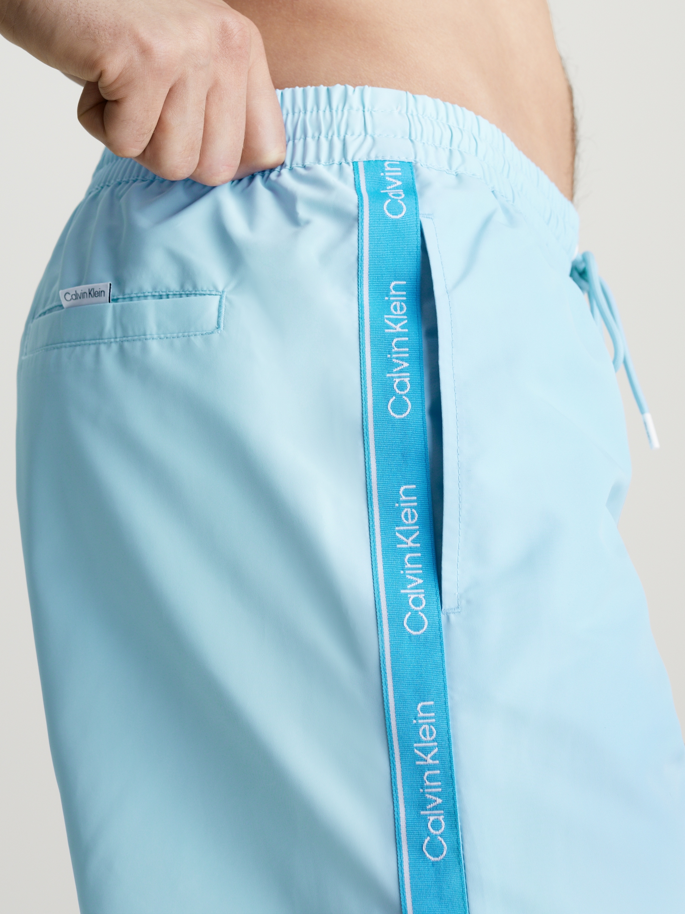 Calvin Klein Swimwear Badeshorts »MEDIUM DRAWSTRING«, mit seitlichem Logoschriftzug