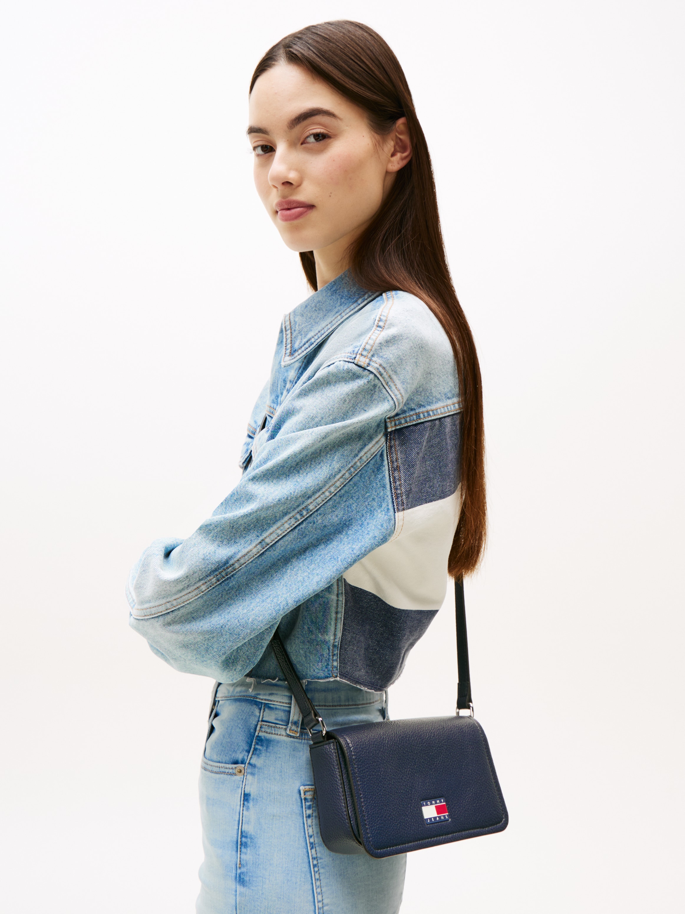 Tommy Jeans Umhängetasche »TJW MUST FLAP CROSSOVER« , Damen Schultertasche, Minibag mit Tommy-Schmuckemblem