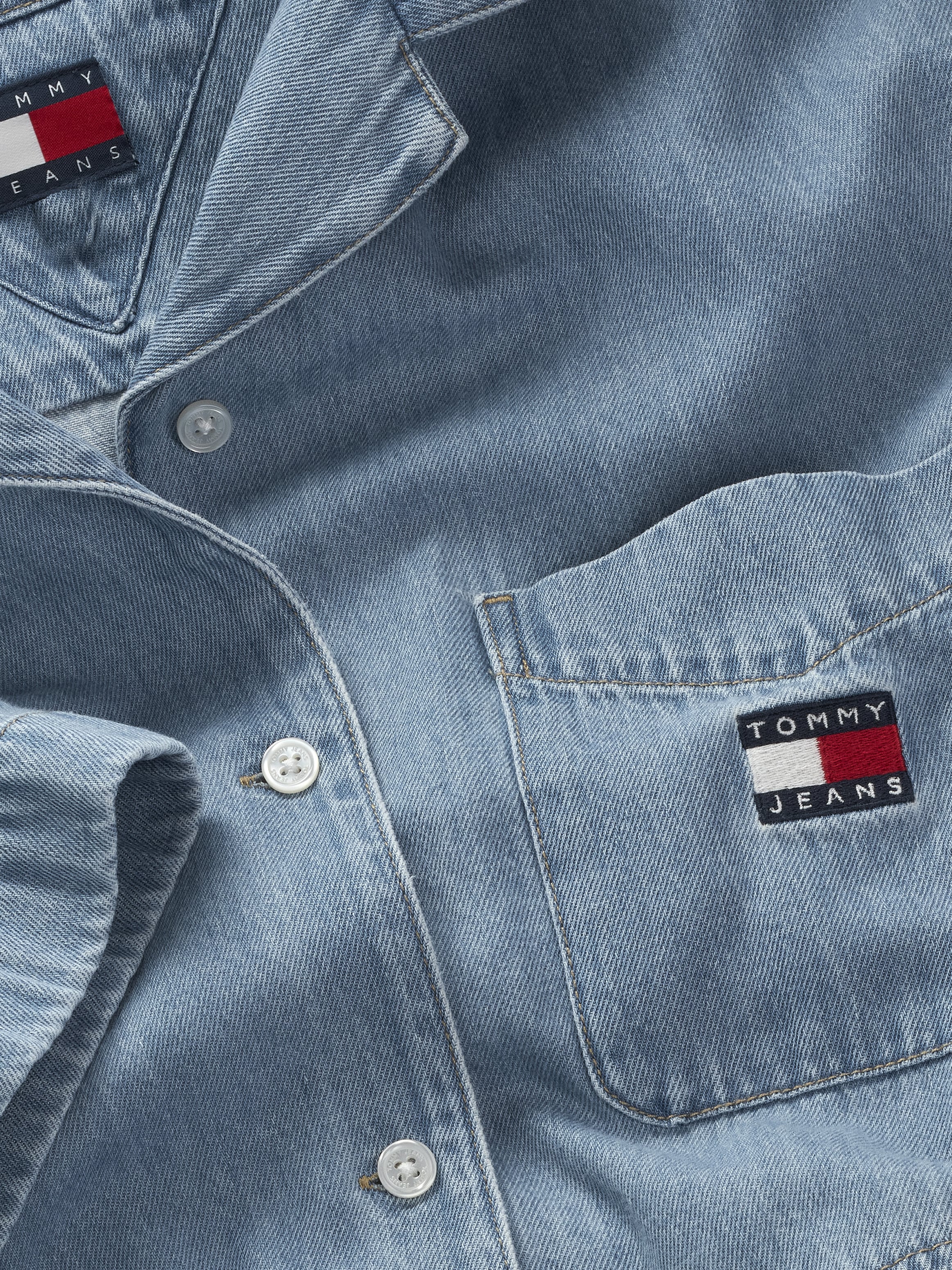 Tommy Jeans Jeanskleid »TJW LT DENIM DRESS EXT«, in Mini-Länge, mit Logostickerei, in blauer Waschung