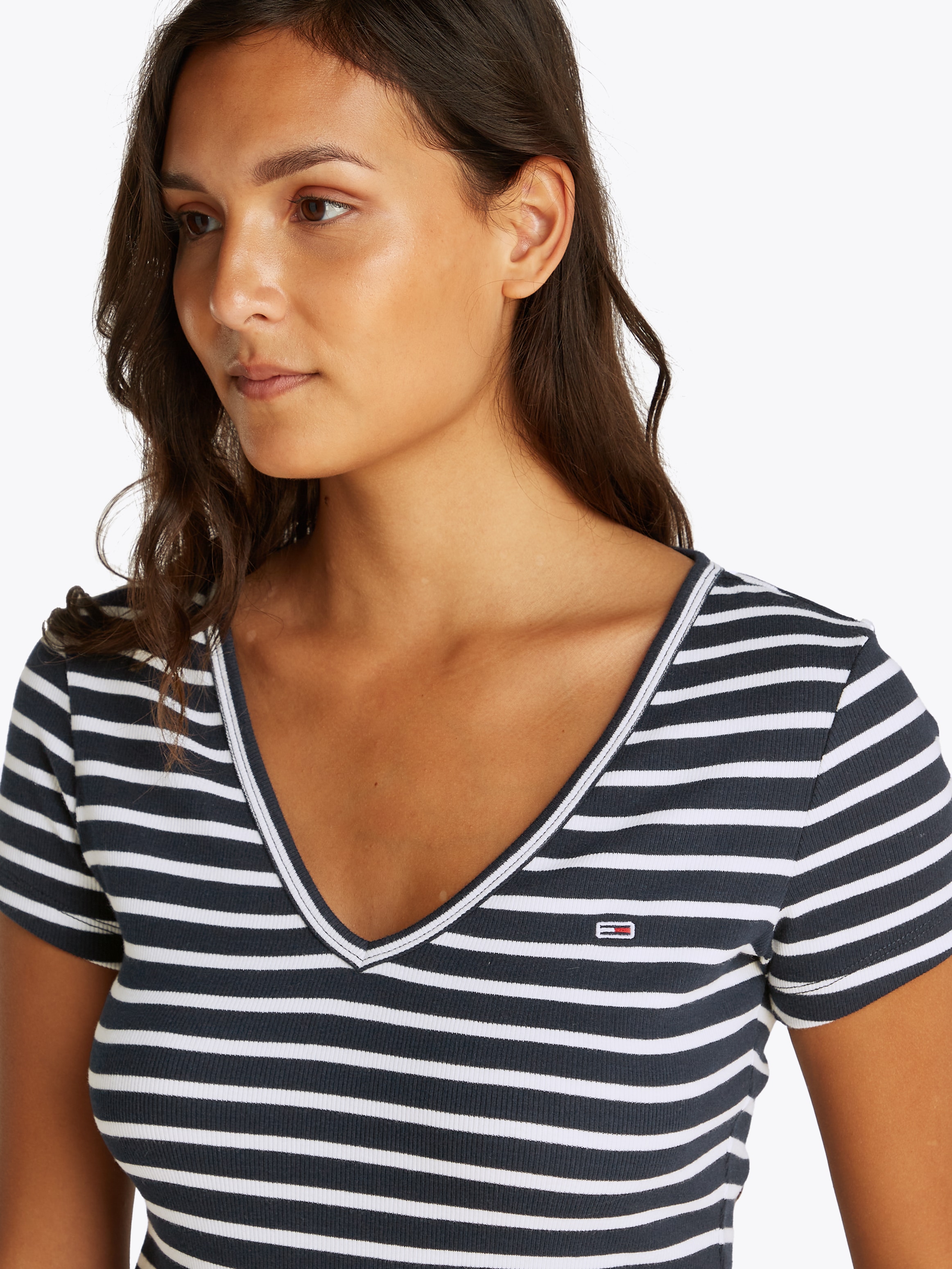 Tommy Jeans T-Shirt »TJW SLIM ESSENTIAL RIB V SS«, mit Logostickerei