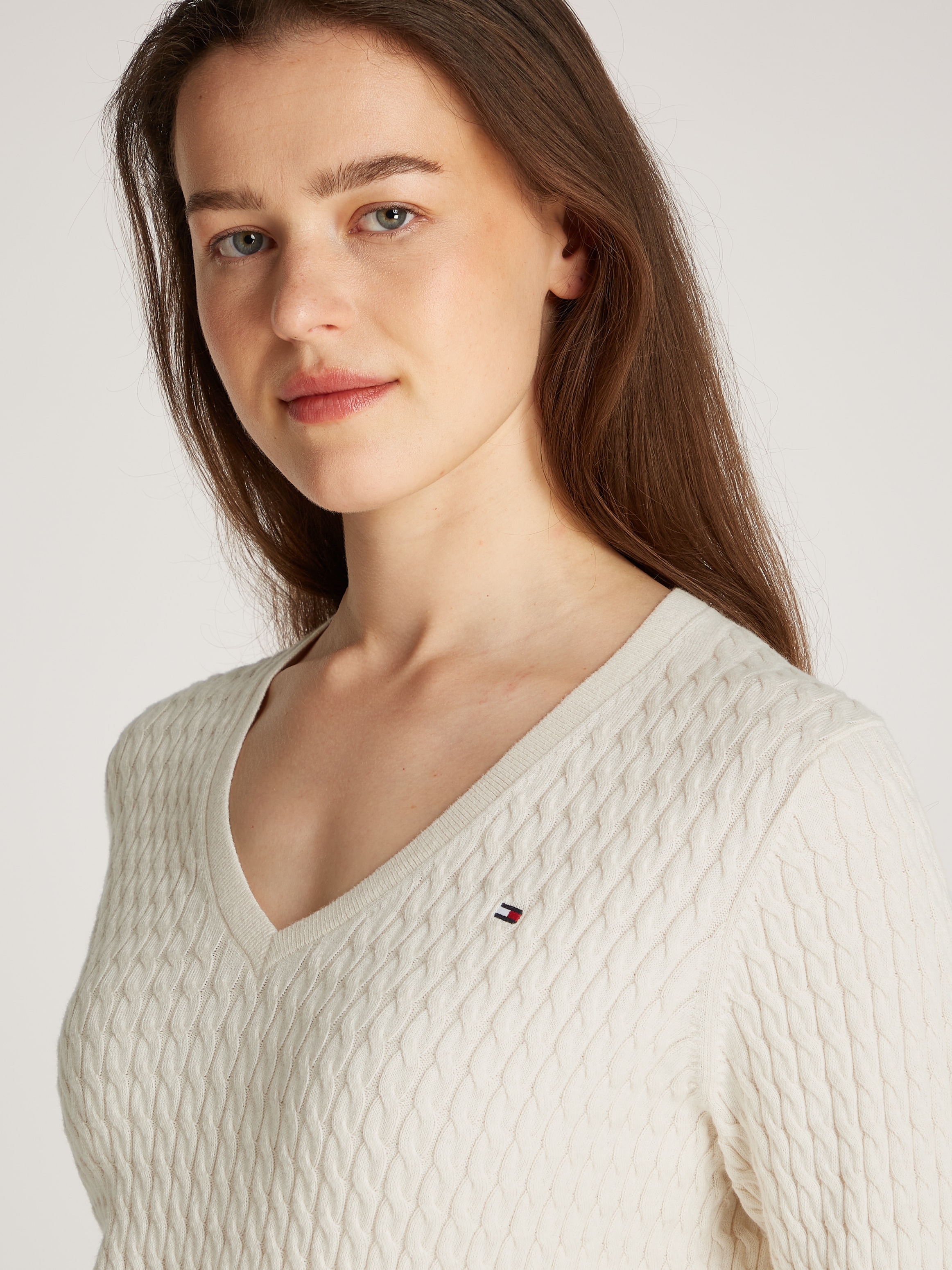 Tommy Hilfiger V-Ausschnitt-Pullover »CO CABLE V-NK LS SWT« mit Zopfmuster, Logostickerei