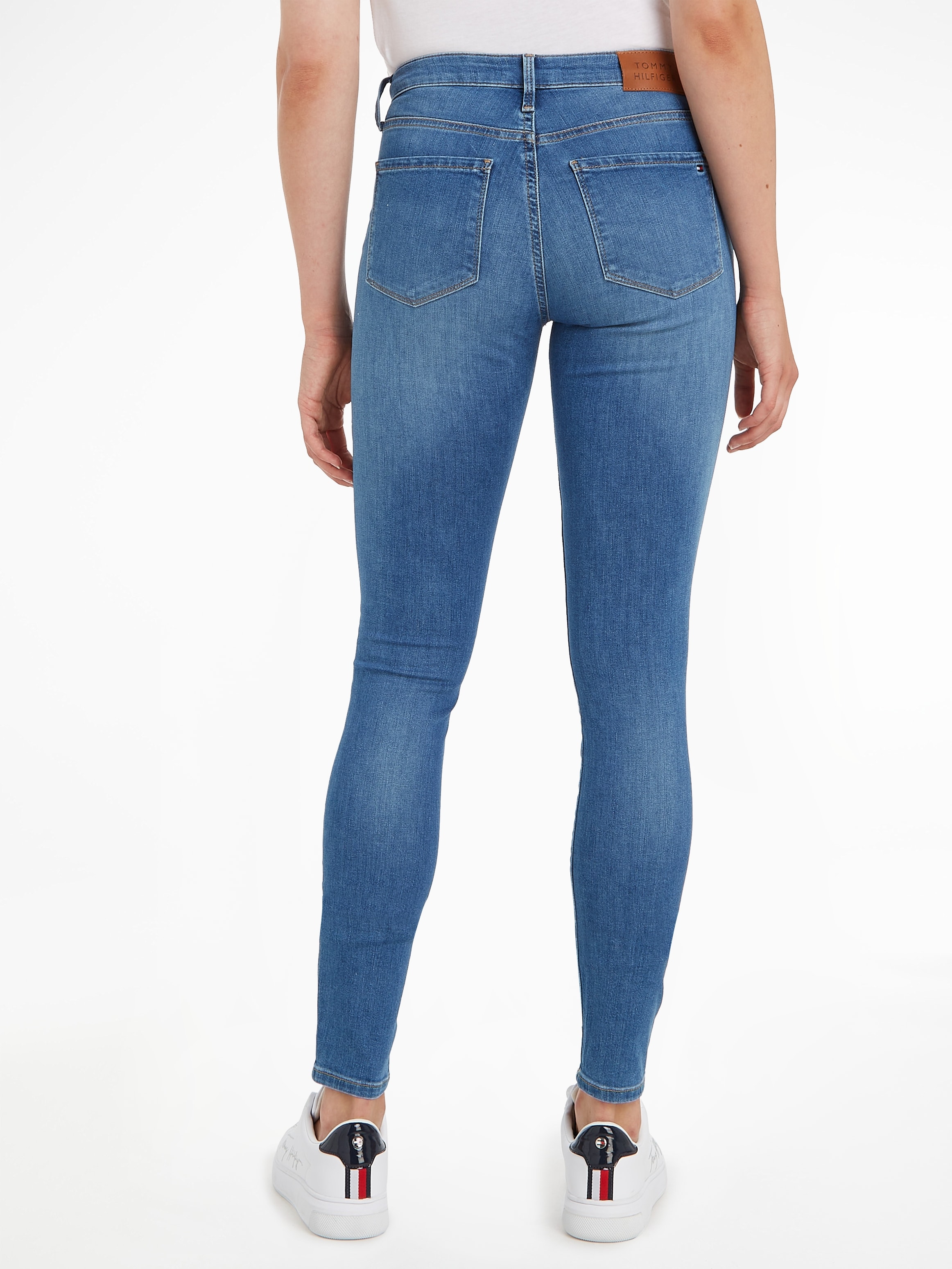 Tommy Hilfiger Skinny-fit-Jeans »TH FLEX COMO SKINNY RW A IZZY«, (TH FLEX COMO SKINNY RW), mit Tommy Hilfiger Logo-Badge